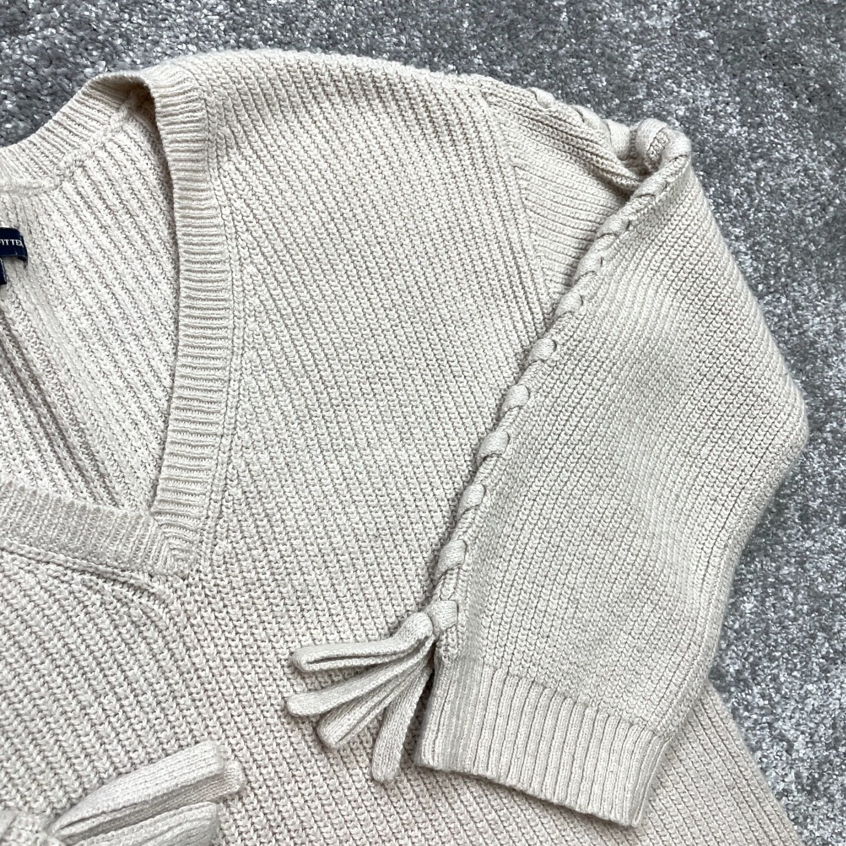 American Eagle Outfitters American Eagle Outfitters Sweater Womens S Beige Pullover Knit V-Neck Ribbed Solid Logo Size S / US 4 / IT 40 - 2 Thumbnail