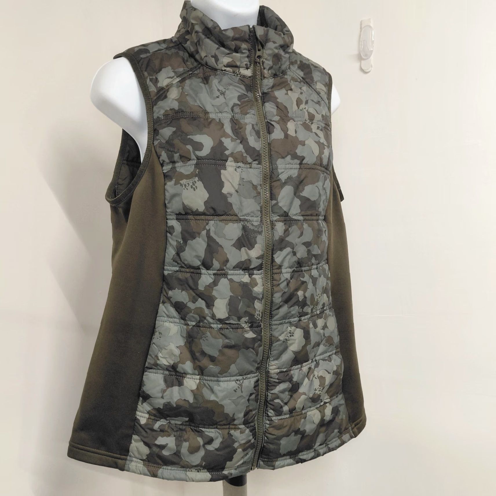 Avia Avia Vest Womens Size Medium(8/10) Zipper Hunting Green Camo Camouflage Quilted Size M / US 6-8 / IT 42-44 - 3 Thumbnail
