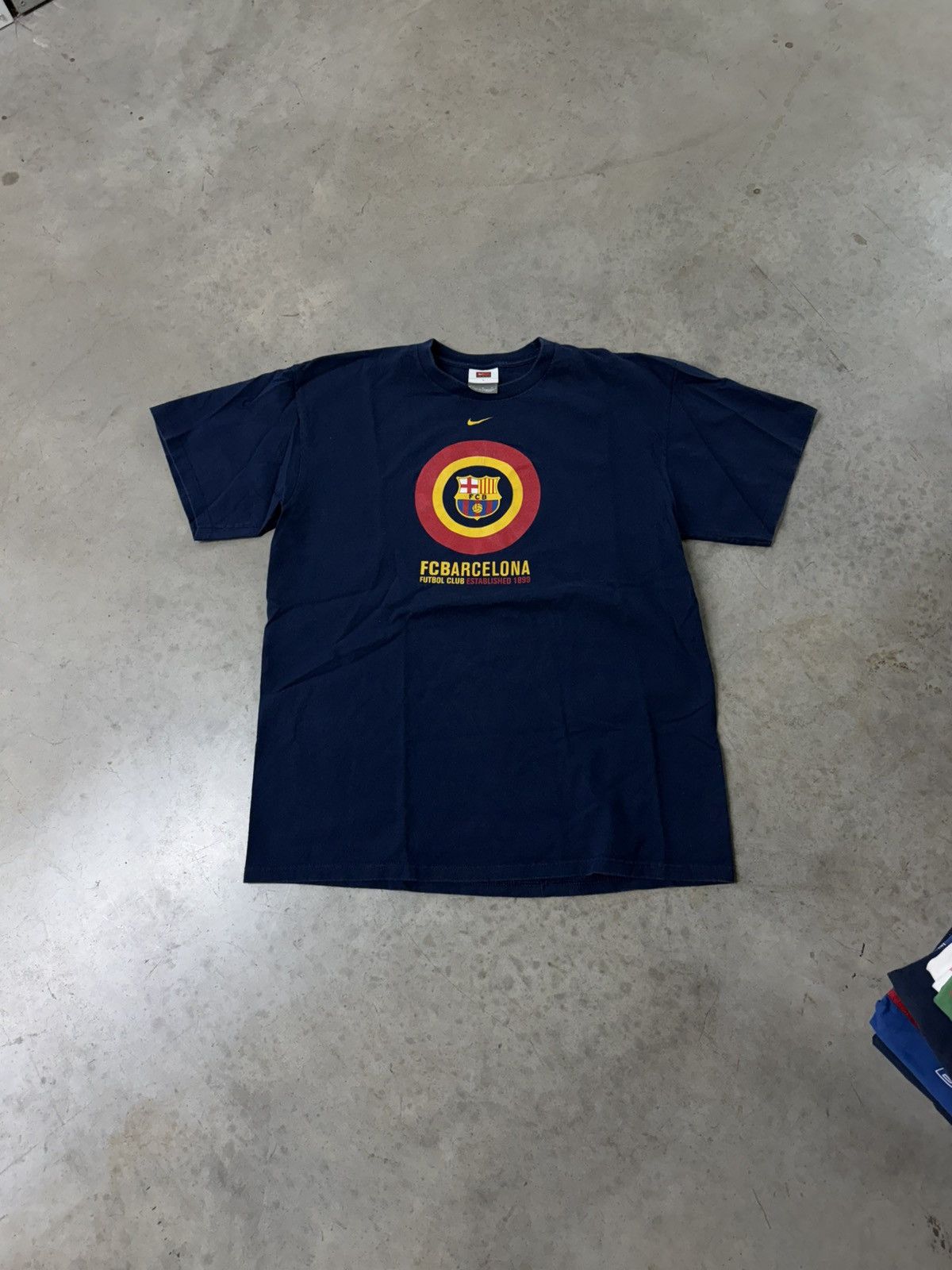 Nike 2000s Vintage FC Barcelona Nike Center Swoosh Soccer TShirt Size US L / EU 52-54 / 3 - 6 Thumbnail