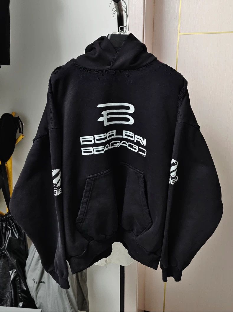 ◆直営店◆【BALENCIAGA】AI GENERATED フーディ 送料込み*BALENCIAGA*AI GENERATED HOODIE ミディアムフィット