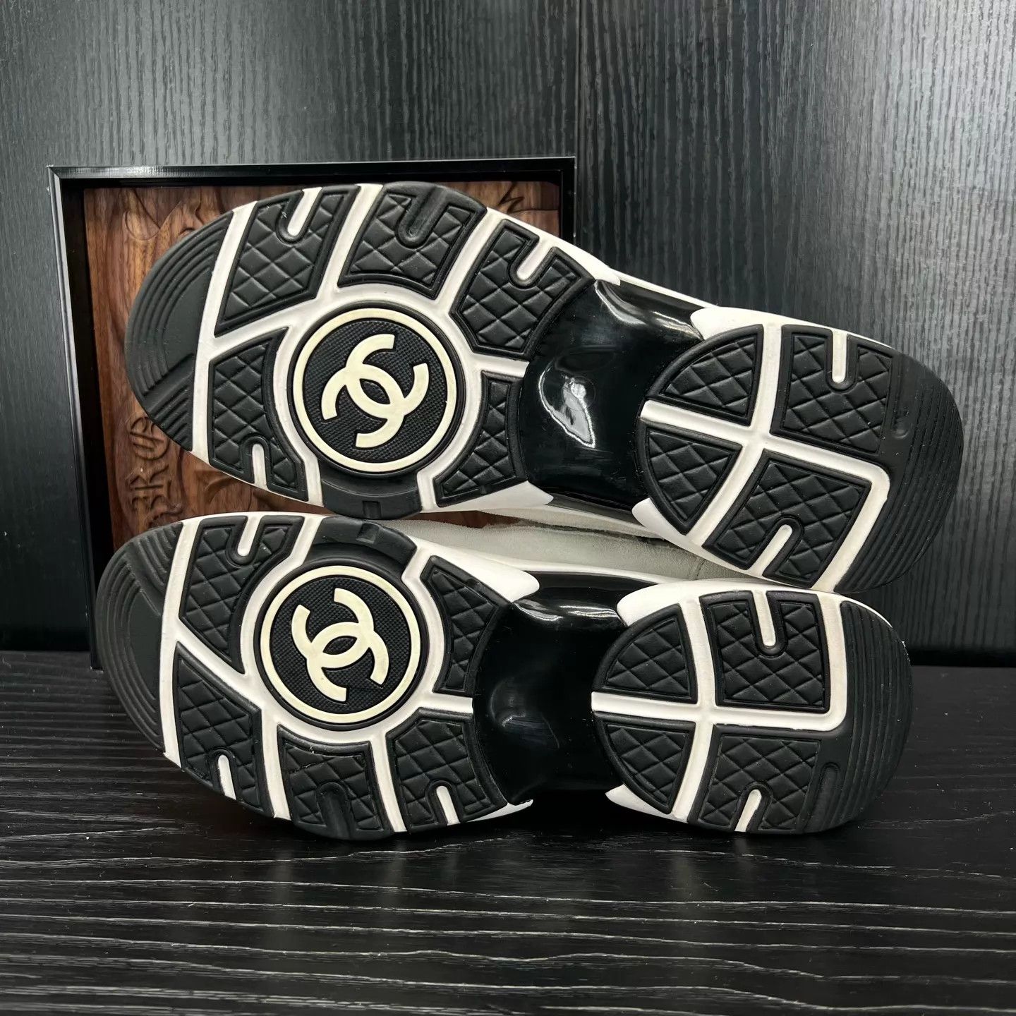 Chanel Chanel white suede sneaker 36.5 mint Size US 6 / IT 36 - 6 Thumbnail