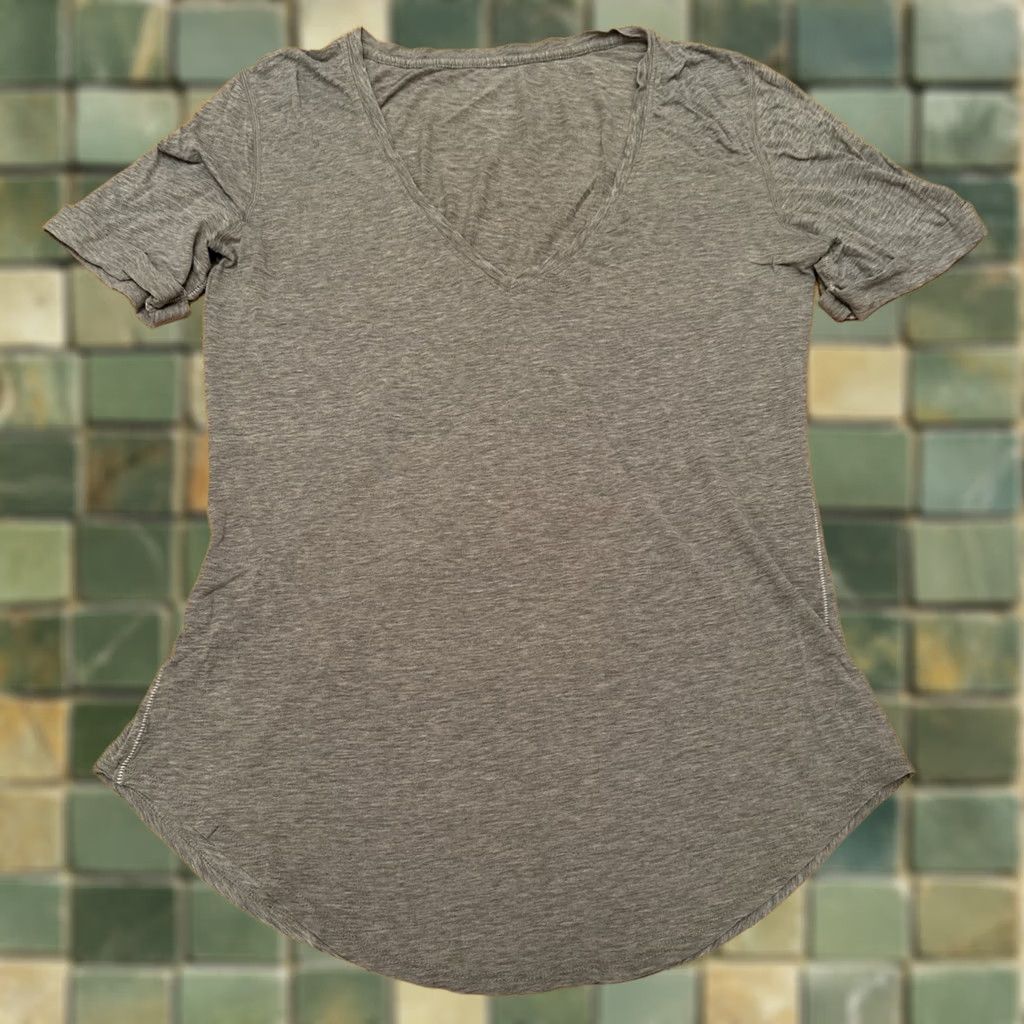 Lululemon Lululemon Shirt Womens Large Gray V Neck Athletic Lightweight Running Cuffed Shirt Size L / US 10 / IT 46 - 1 Thumbnail