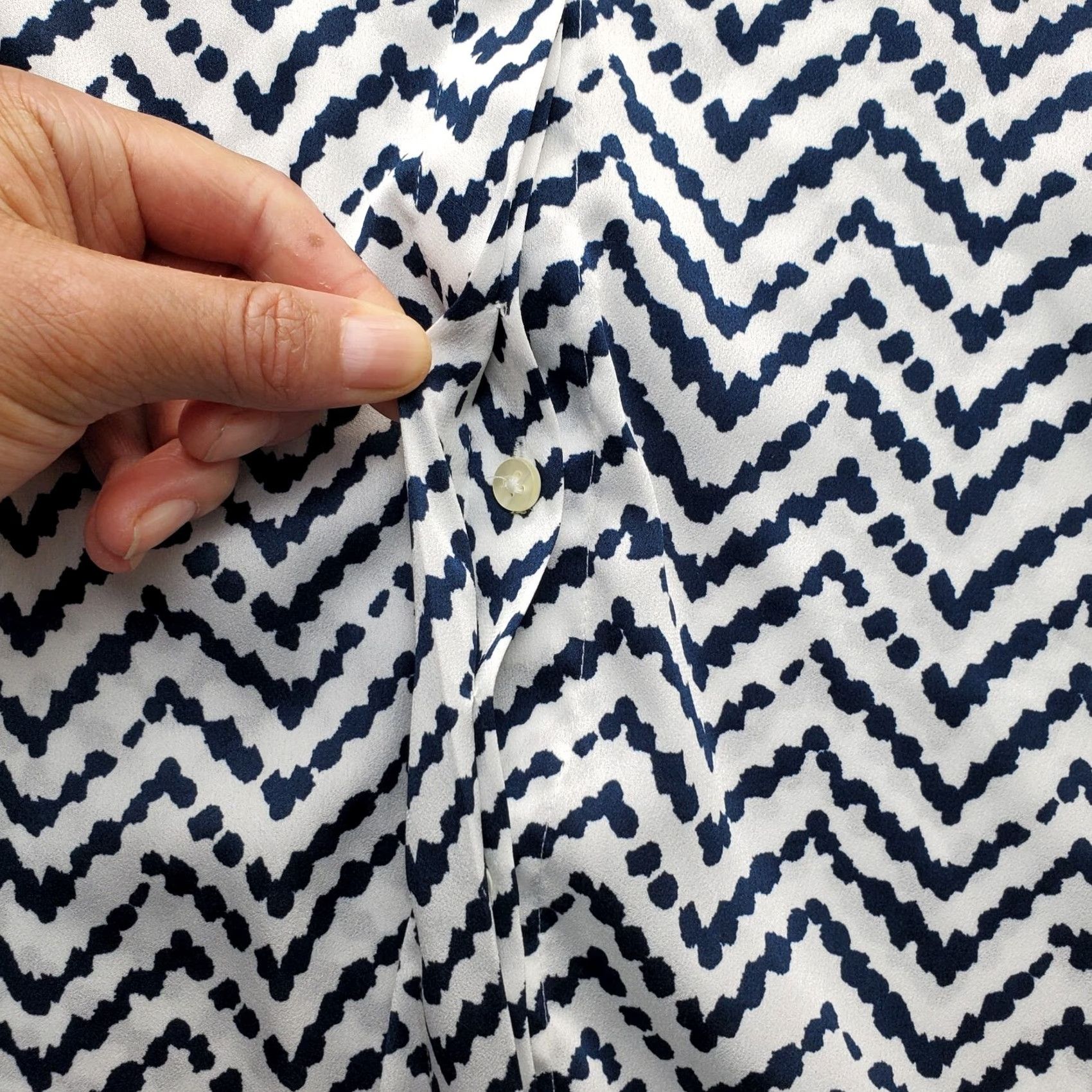 Ann Taylor Ann Taylor Shirt Womens 12 Multi Chevron Roll Tab Sleeve Button-Up Size XL / US 12-14 / IT 48-50 - 6 Thumbnail