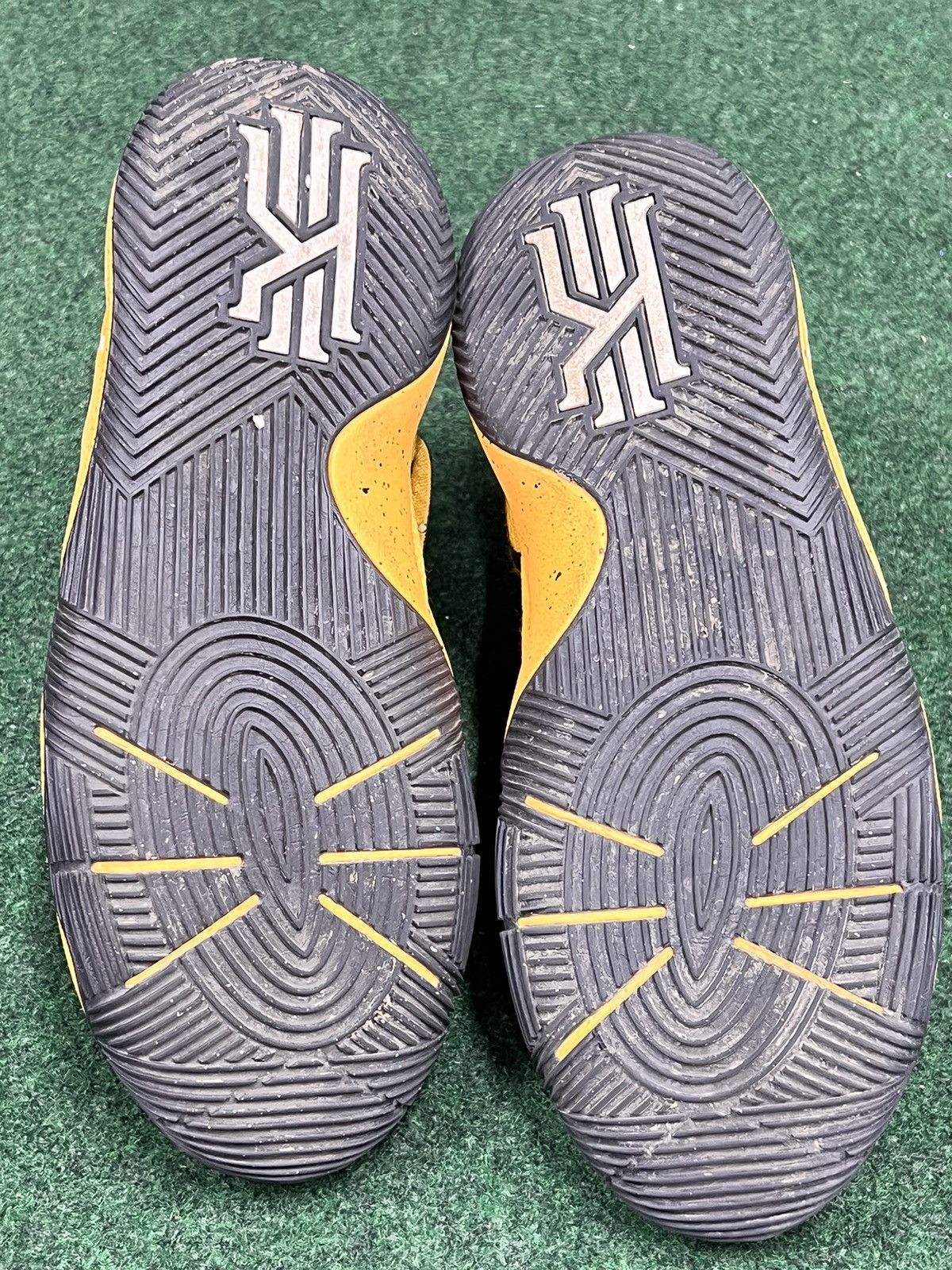 Nike 2016 Kyrie 2 School Bus Size US 7 / EU 40 - 6 Thumbnail