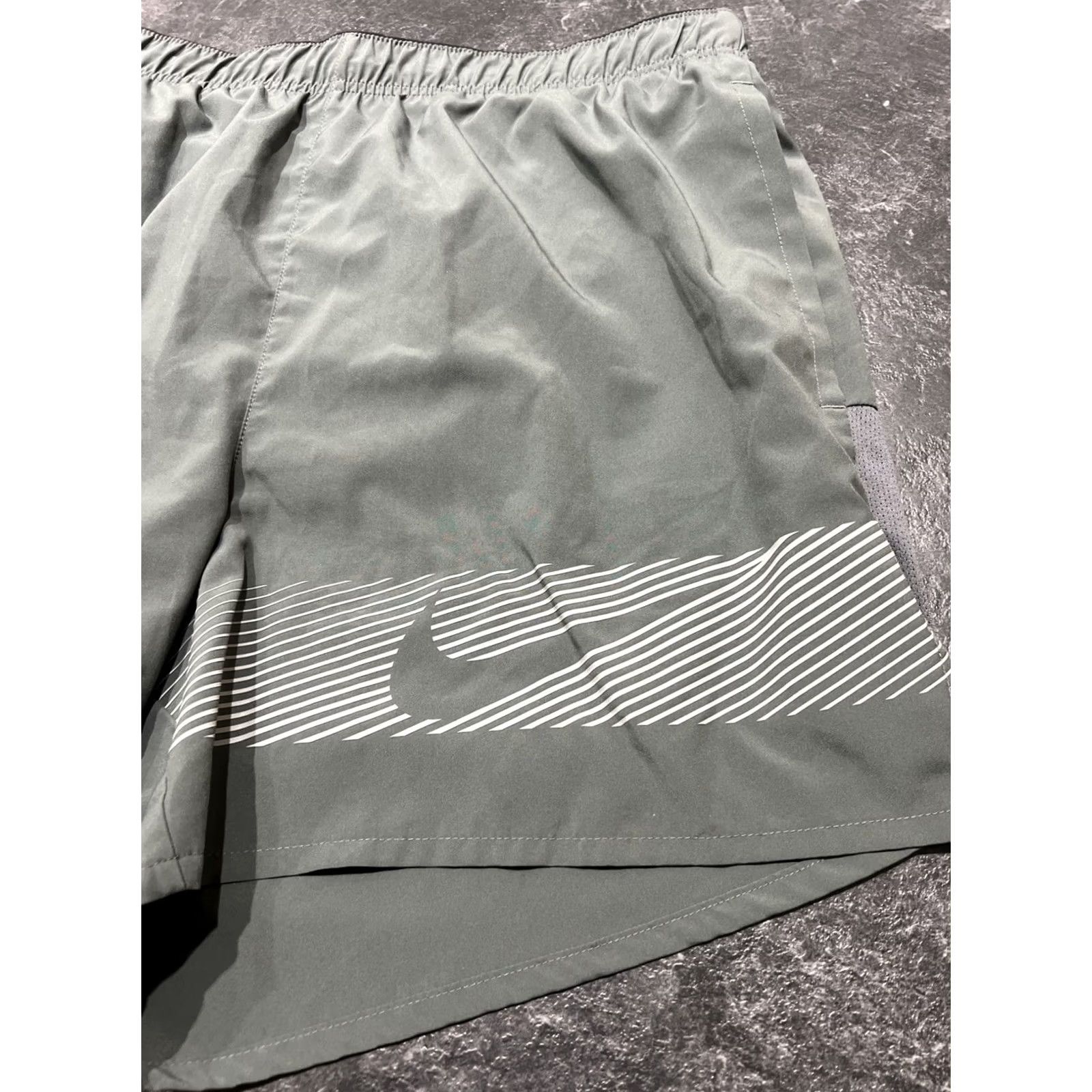 Nike Nike Challenger Flash Shorts Mens Lined Dri Fit Side Pockets 5" Inseam Green L Size US 33 - 4 Thumbnail