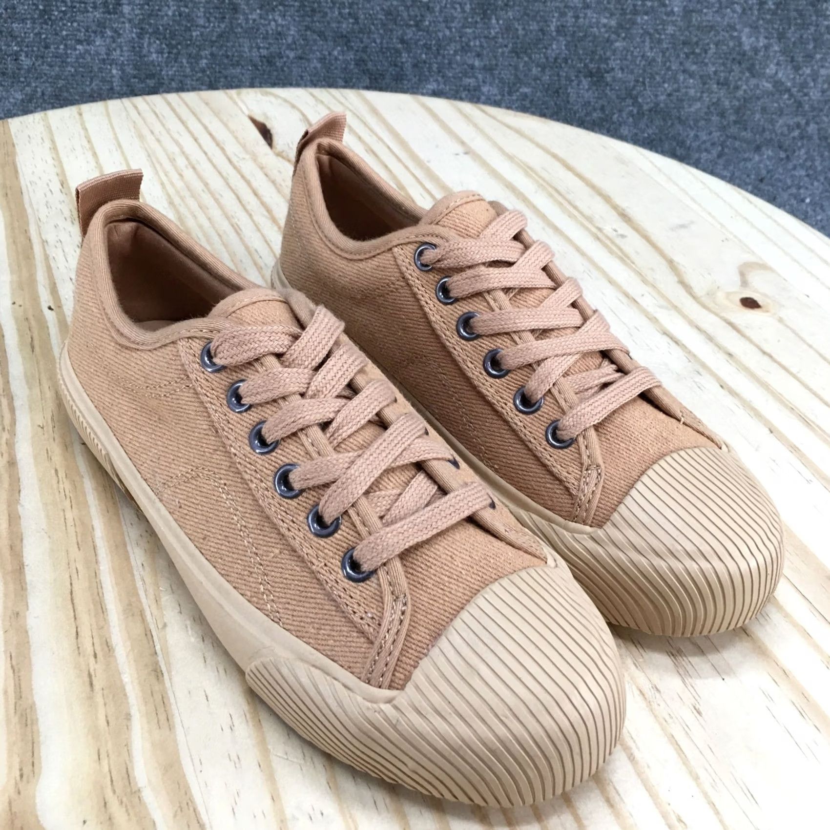 Vintage Universal Thread Grace Womens Sneakers Casual Low Top Tan Canvas Lace Up Shoes 6 M Used Condition Size M / US 6-8 / IT 42-44 - 3 Thumbnail