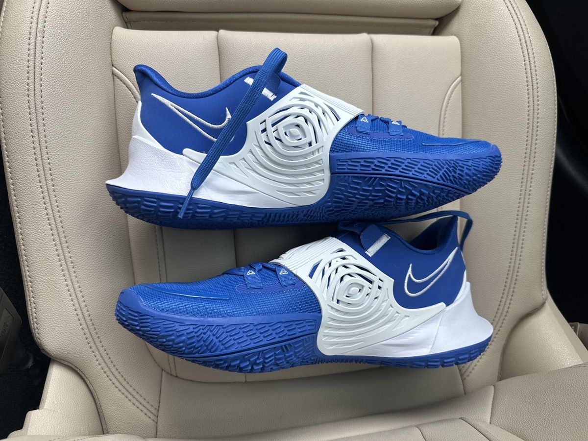 Nike Nike Kyrie Low 3 Size US 9.5 / EU 42-43 - 2 Thumbnail