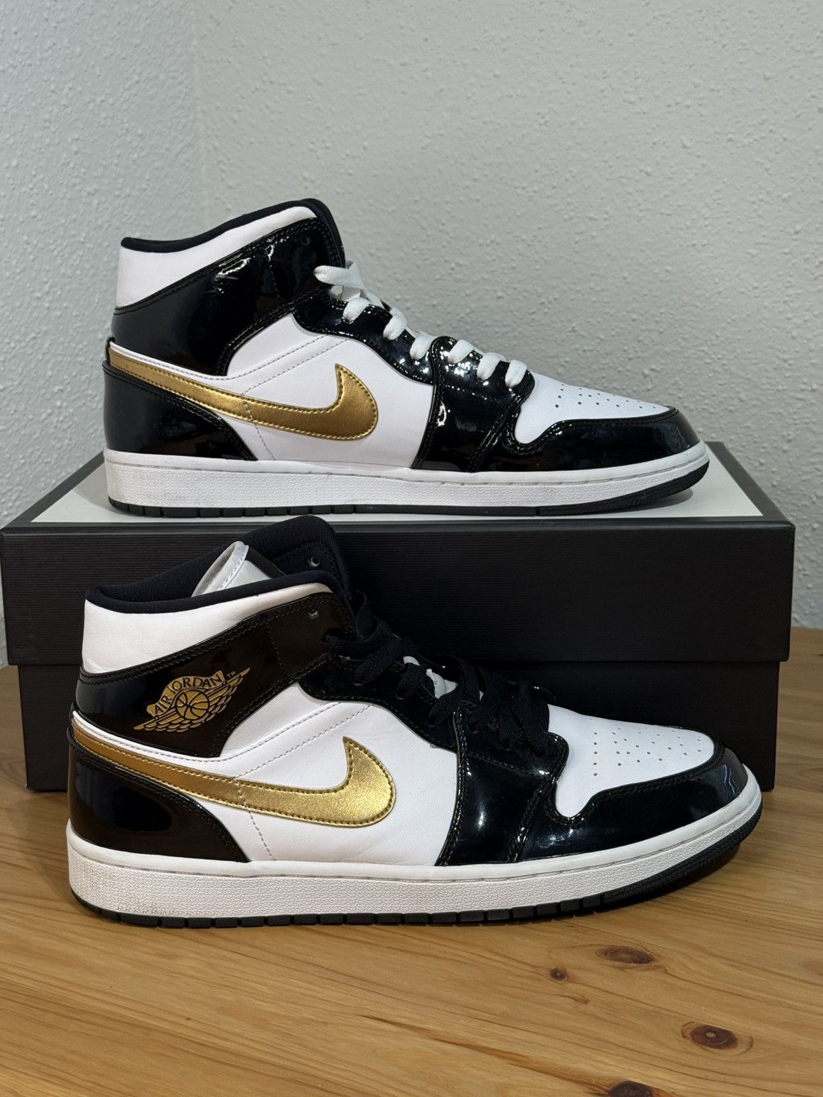 Jordan Brand × Nike Nike Air Jordan 1 Mid Patent Size US 10.5 / EU 43-44 - 3 Thumbnail