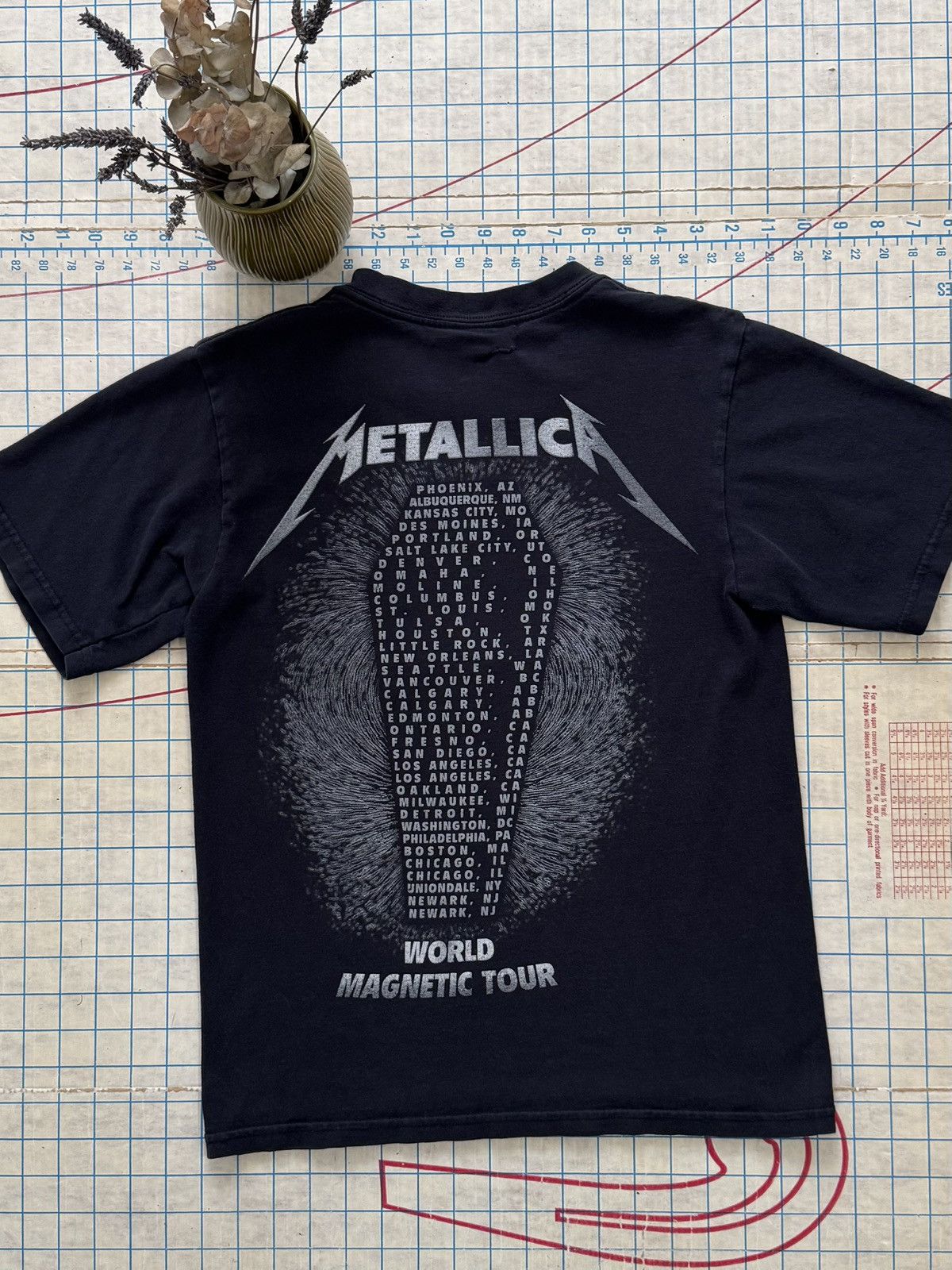 Band Tees × Metallica × Vintage Metallica Magnetic World Tour Tee Black Mens Size Small Size US S / EU 44-46 / 1 - 6 Thumbnail