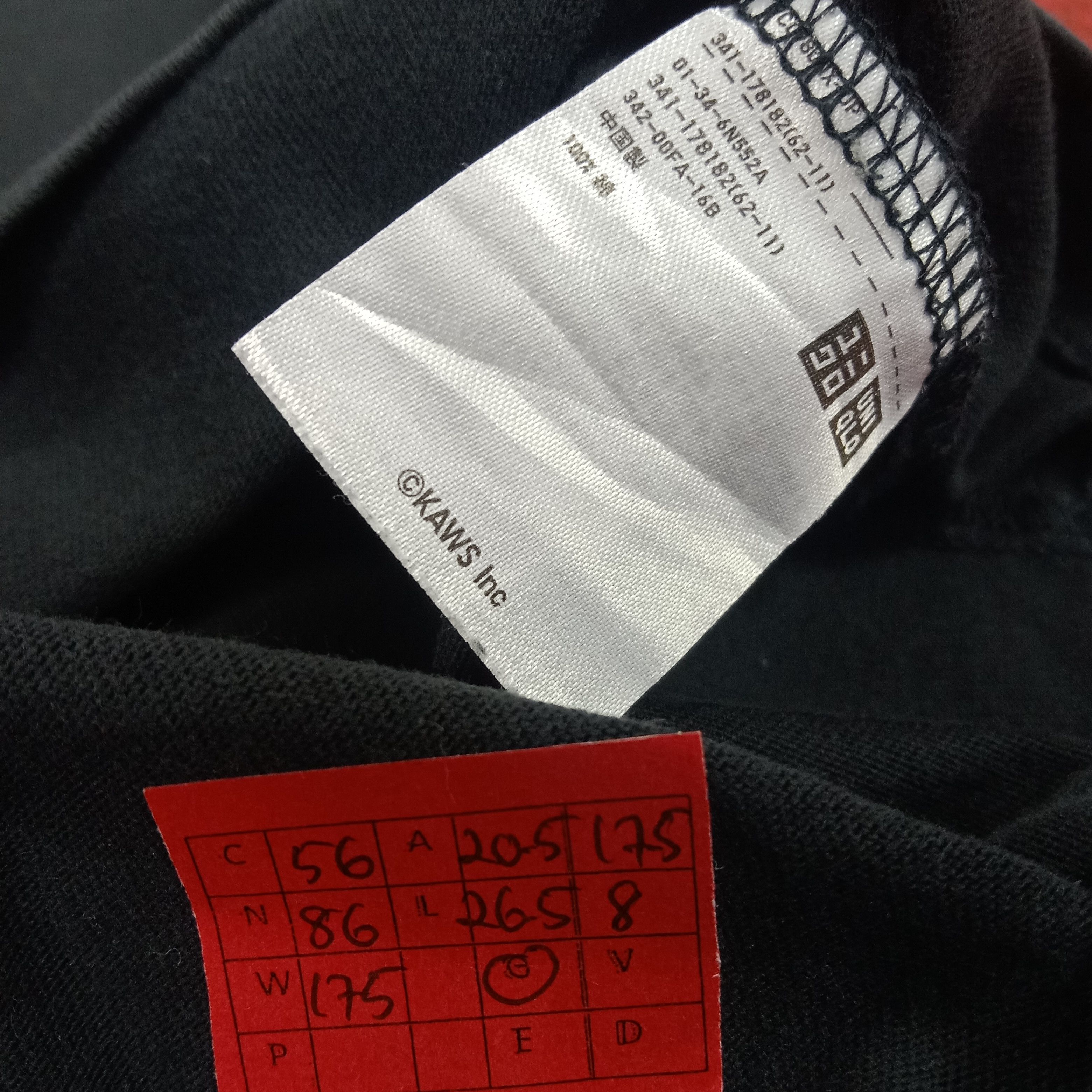 Japanese Brand × Kaws × Uniqlo Kaws X Uniqlo Streetwear Tshirt Size US M / EU 48-50 / 2 - 7 Thumbnail