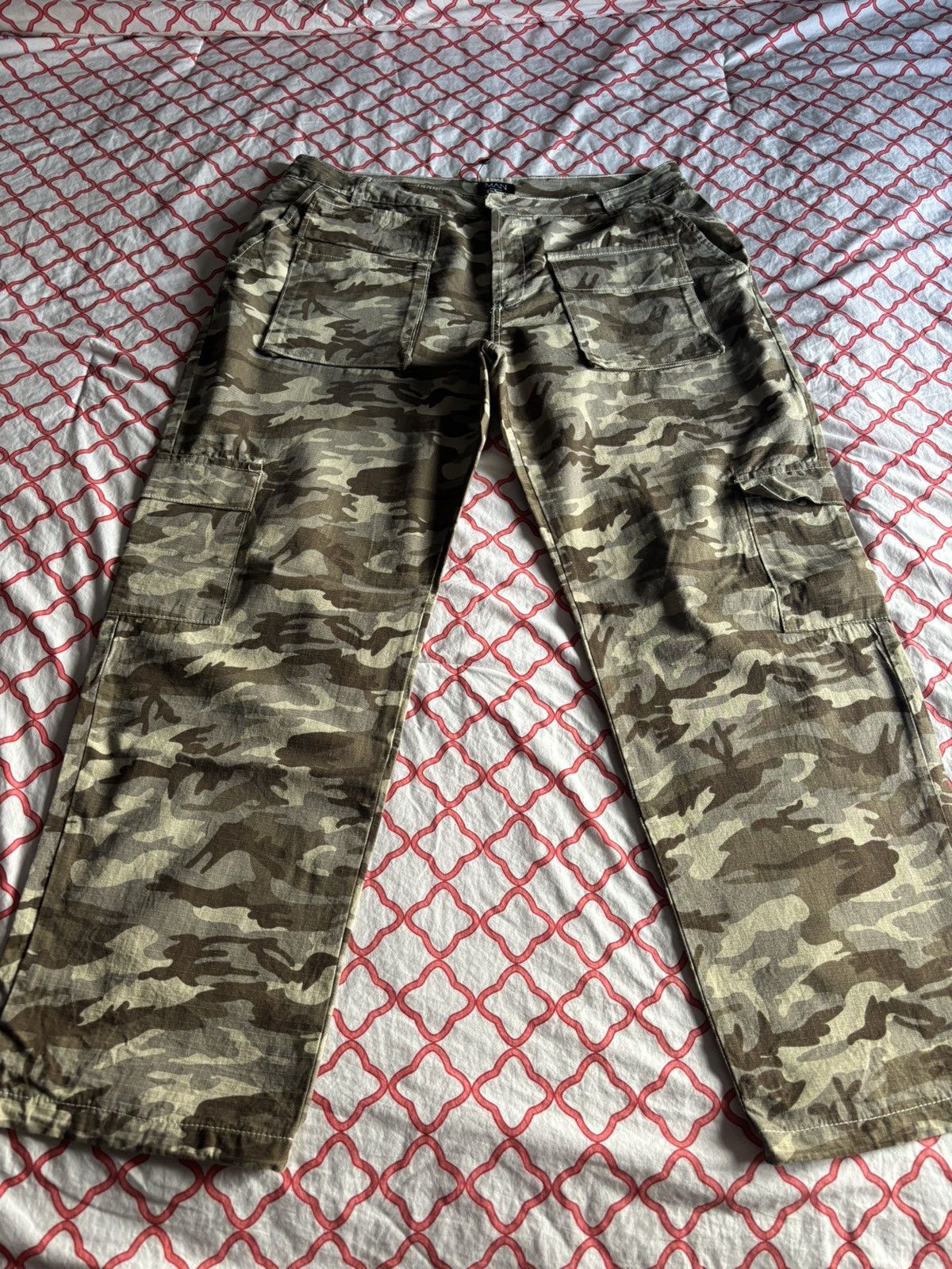 Boohoo Camo Cargopants Size US 36 / EU 52 - 1 Thumbnail