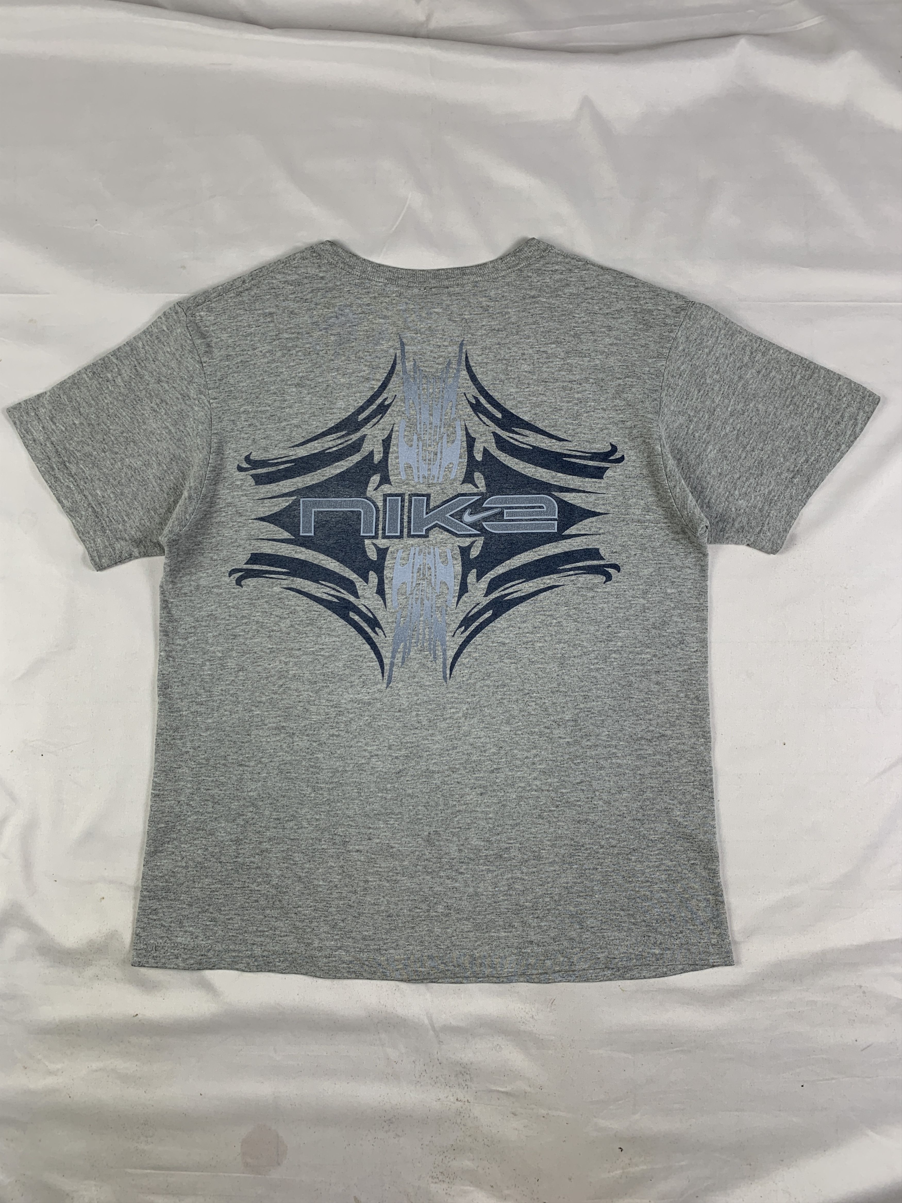 Nike 2000s Nike Gray Tribal Tee (M) Size M / US 6-8 / IT 42-44 - 1 Thumbnail