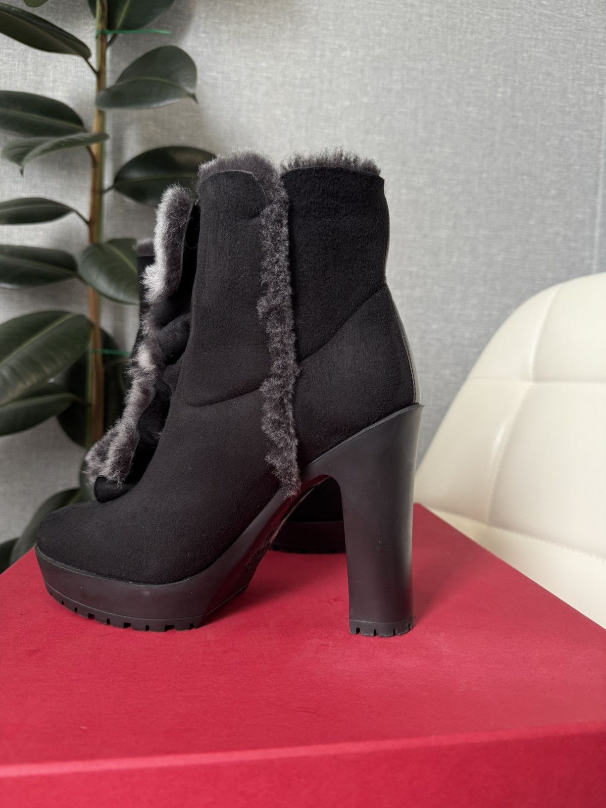 Valentino Valentino Garavani Black Suede Shearling Platform Ankle Boot Size US 7 / IT 37 - 14 Thumbnail