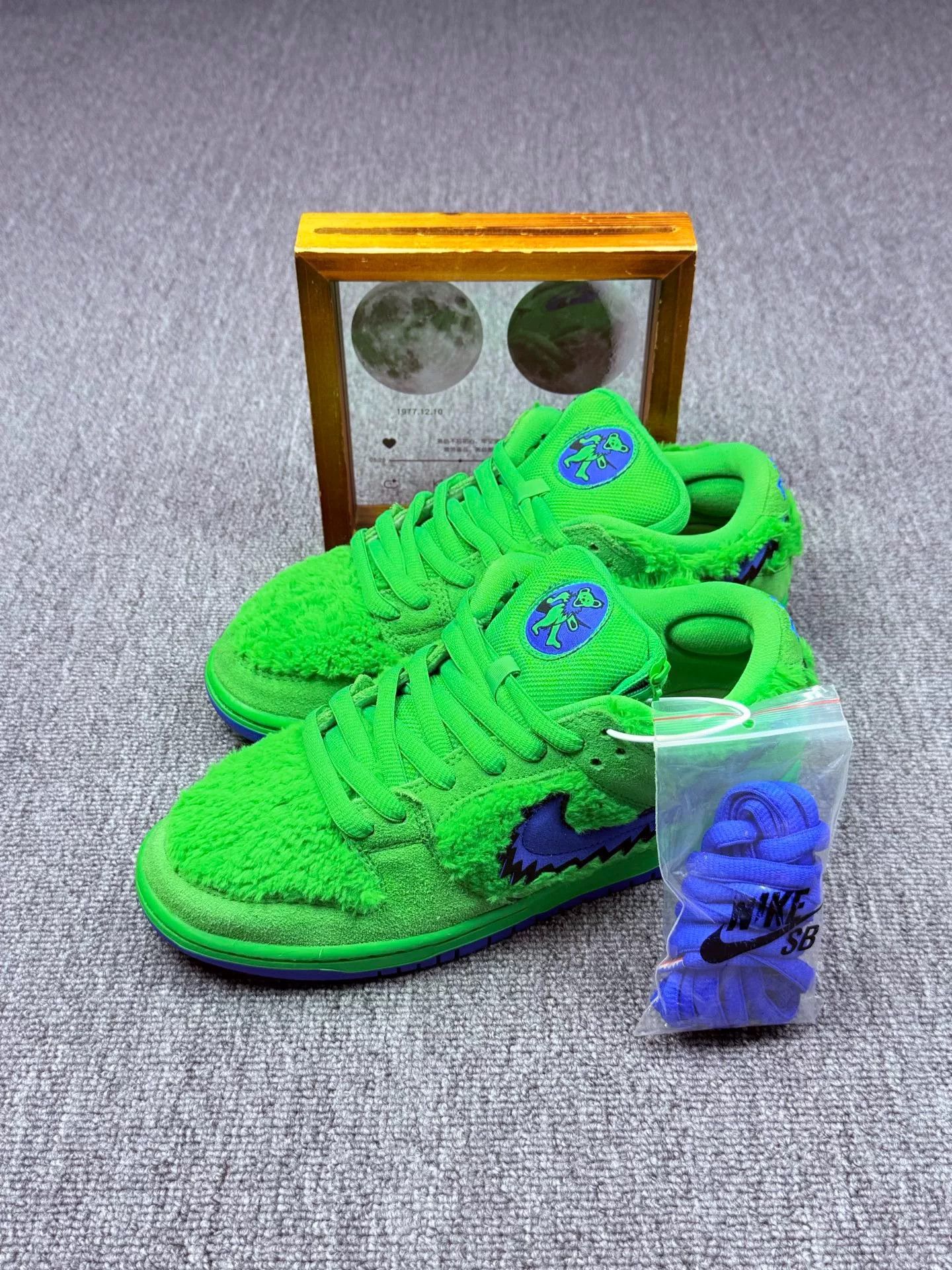 Nike Nike DUNK SB Green Lowtop Sneakers 8 Men Size US 8 / EU 41 - 1 Thumbnail