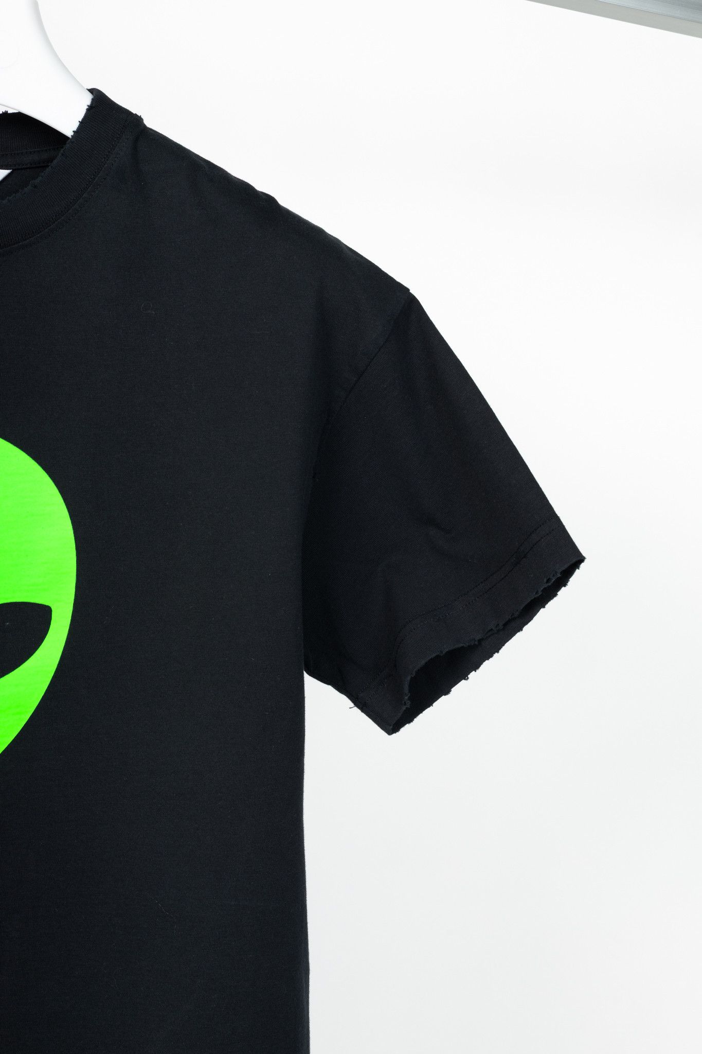 Balenciaga Balenciaga Black Alien-Graphic Distressed Cotton T-Shirt Size XS / US 0-2 / IT 36-38 - 5 Thumbnail
