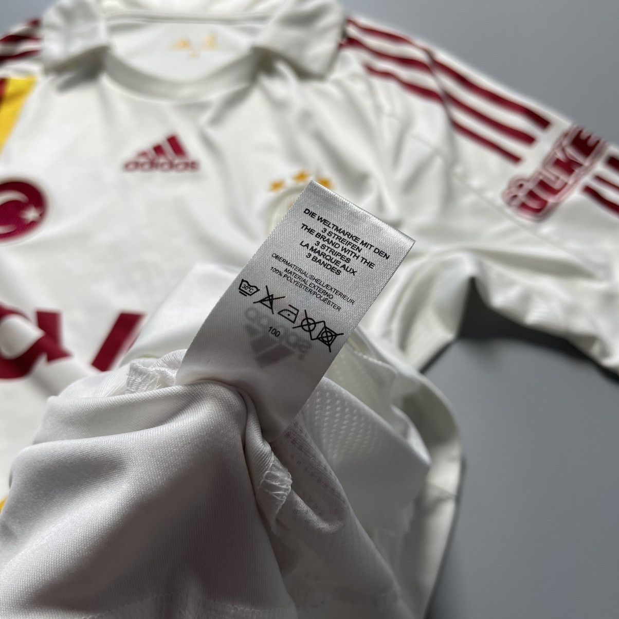 Adidas GALATASARAY ADIDAS 2008/2009 FOOTBALL AWAY JERSEY #19 KEWELL Size US S / EU 44-46 / 1 - 13 Thumbnail