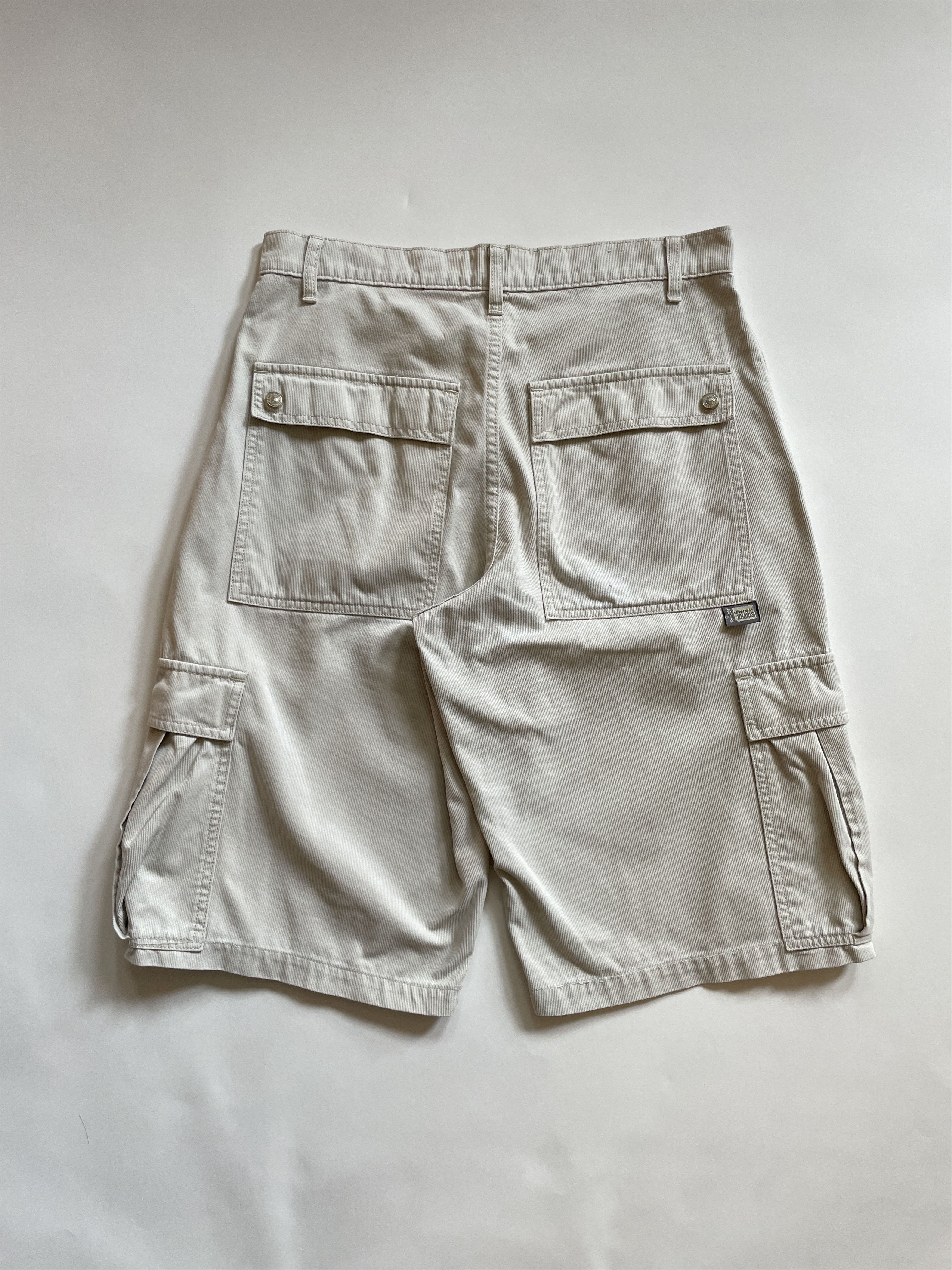 Levi's 2000s Levi's Silver Tab Baggy Off White Khaki Cargo Shorts Size US 32 / EU 48 - 2 Thumbnail