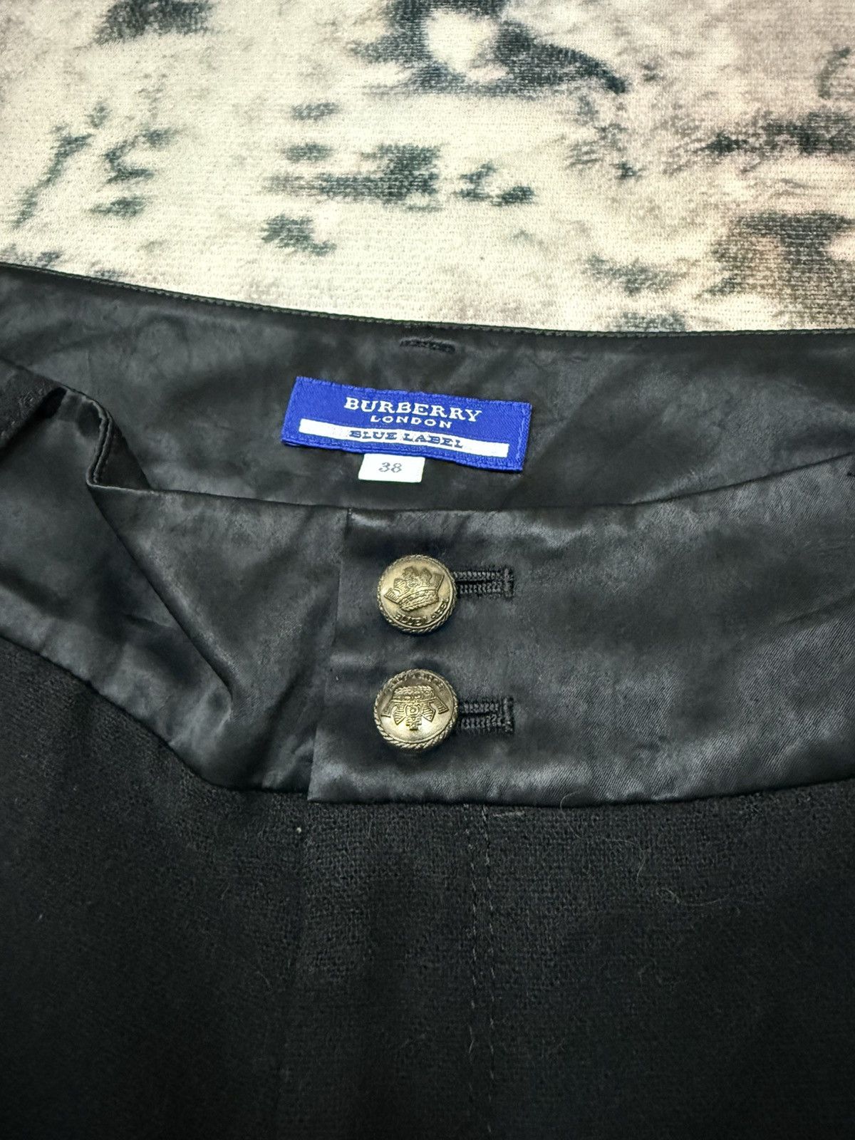 Burberry × Designer × Japanese Brand Burberry London Blue Label Wool Short Pants Size 28" / US 6 / IT 42 - 2 Thumbnail
