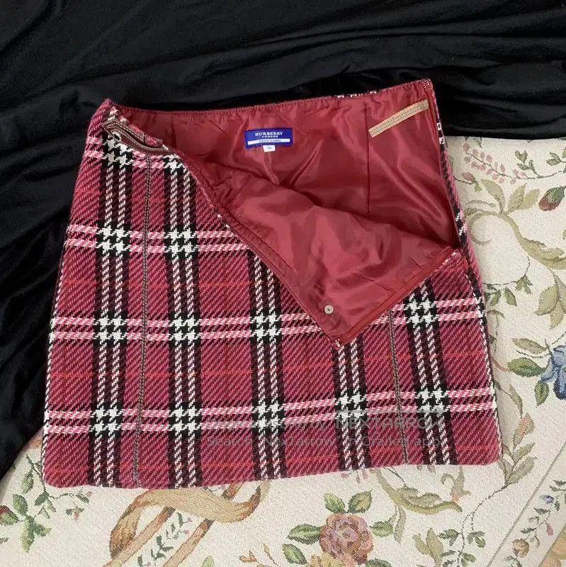 Burberry Burberry Short Plaid Cotton Skirt in Burgundy. Size 23" - 3 Thumbnail