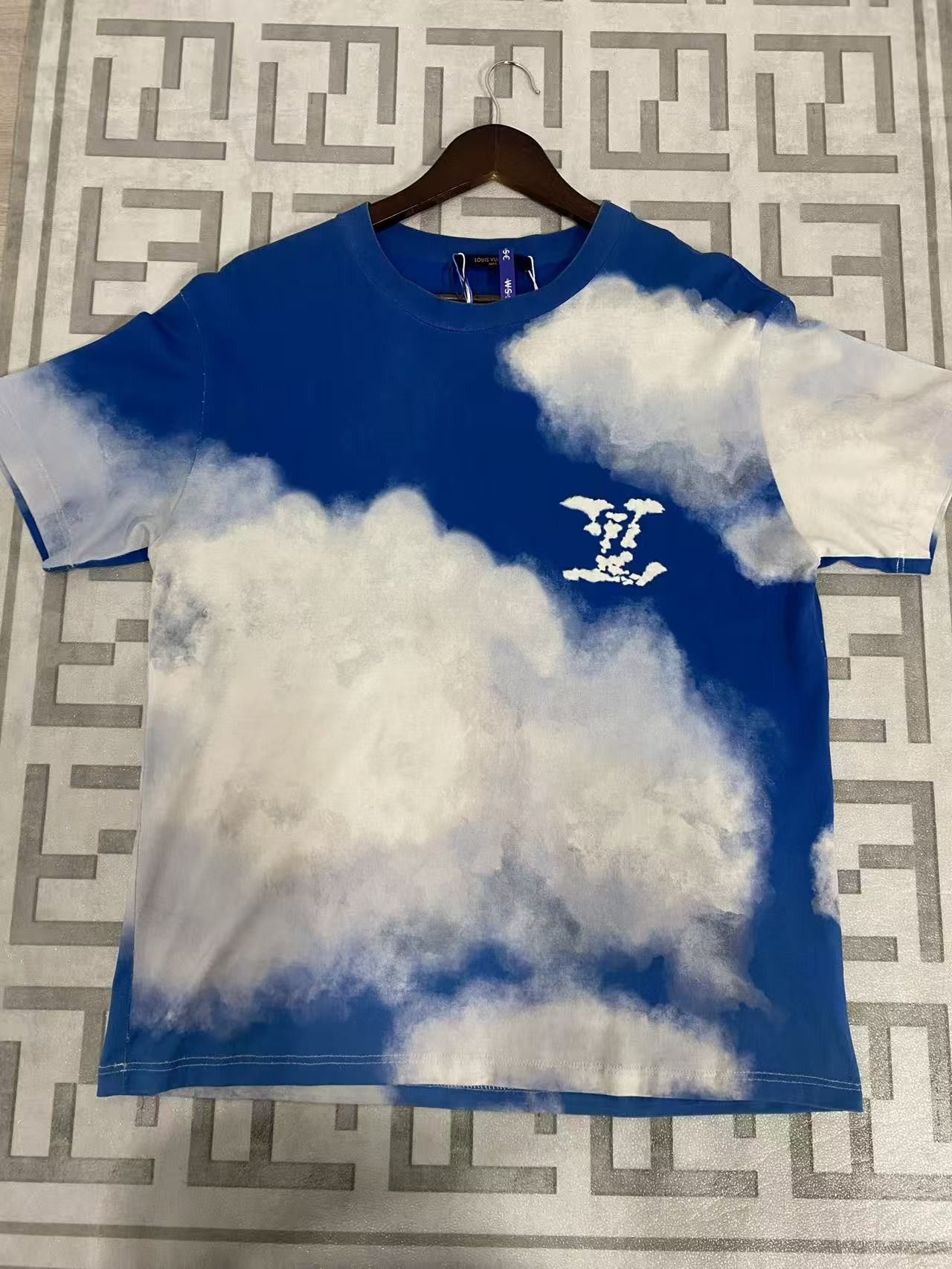 Louis Vuitton Louis Vuitton Heaven on Earth Clouds T-Shirt Size XL Size US XL / EU 56 / 4 - 1 Thumbnail