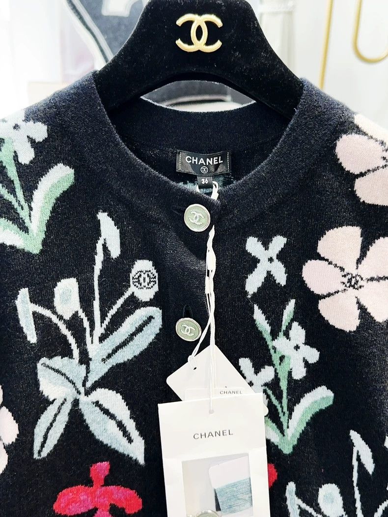 Chanel Chanel 21A black background colorful flower pattern knitte Size XS / US 0-2 / IT 36-38 - 5 Thumbnail
