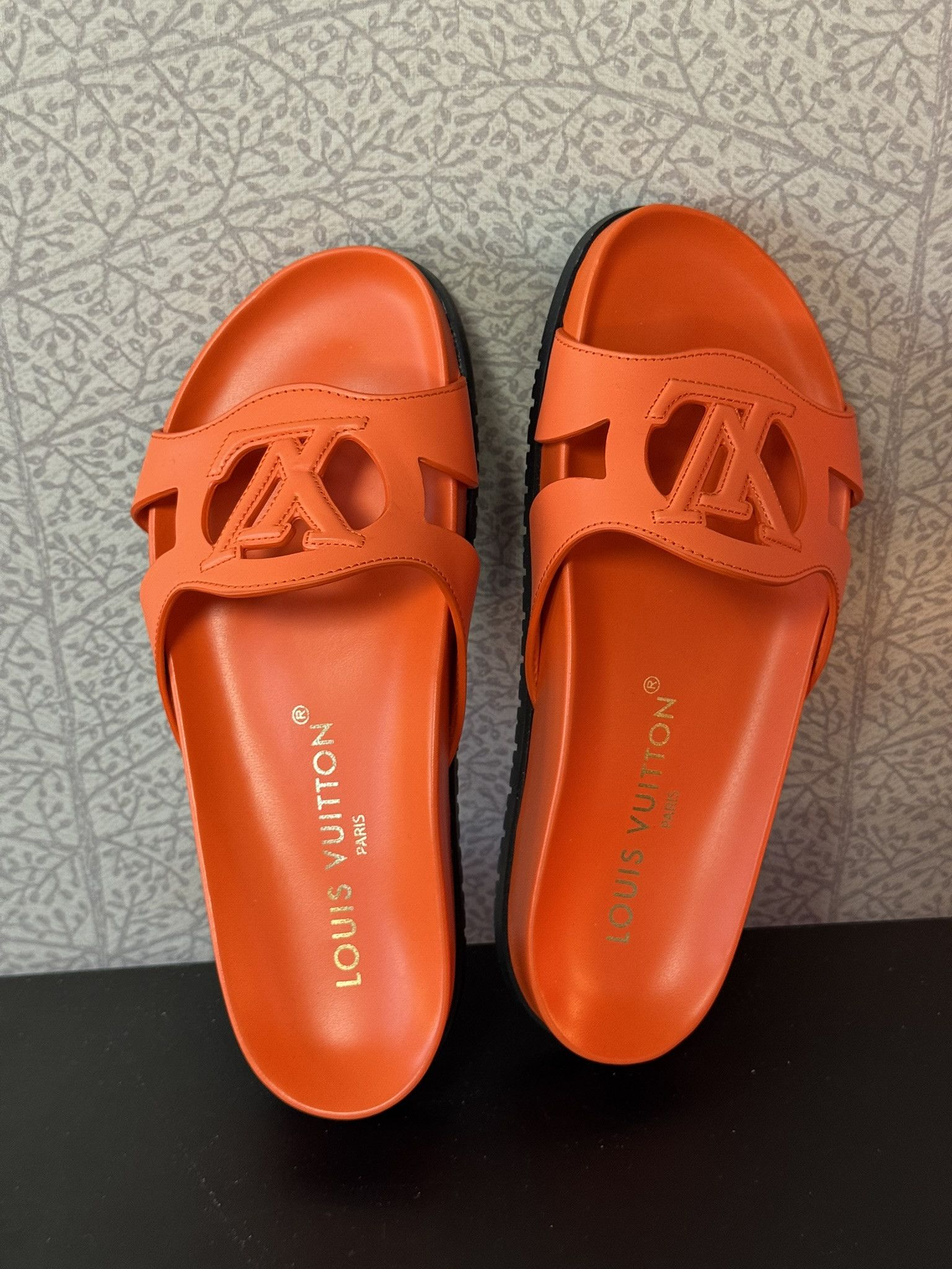 Louis Vuitton LV ISOLA FLAT COMFORT MULE 1ACMN5 EU 36 / USA 6 Size US 6 / IT 36 - 5 Thumbnail