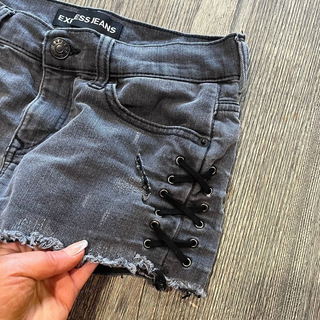 Express Express Jeans Mom Shorts Lace-Up Denim Raw Hem Black Size 2 Size 26" / US 2 / IT 38 - 2 Thumbnail