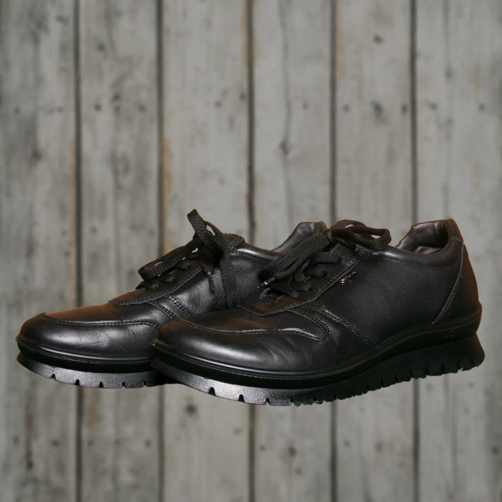 Vintage IGI&CO. Black Leather Gore-Tex Sneakers EUR 40 UK 7 US 9 Womens Sneaker Black Leather Gore-Tex Lace Up 40 9 Size US 9 / IT 39 - 1 Thumbnail