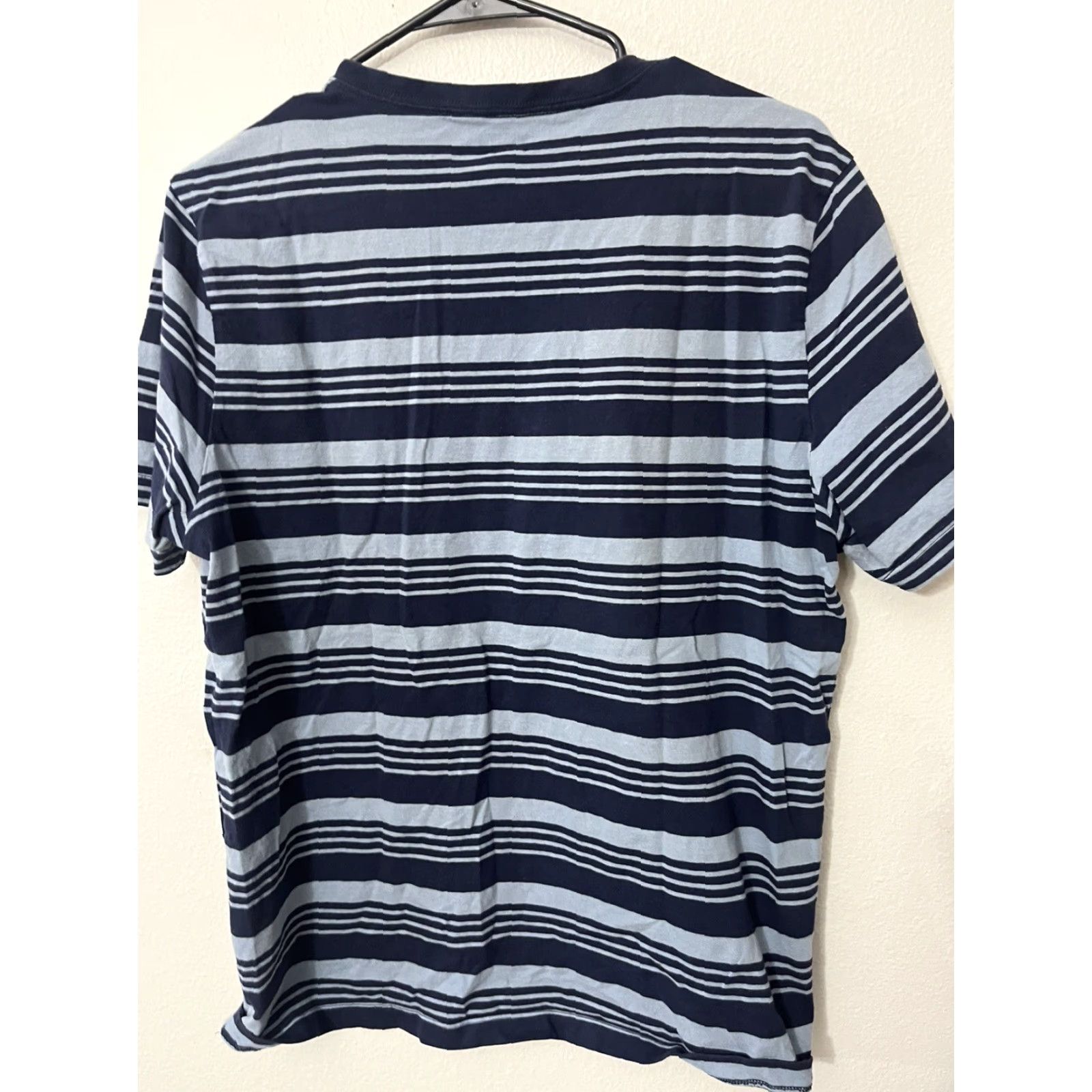 Gap VINTAGE Gap T-Shirt Large Blue Striped Short Sleeve V-Neck Men's Everyday Quantidien Size US L / EU 52-54 / 3 - 2 Thumbnail