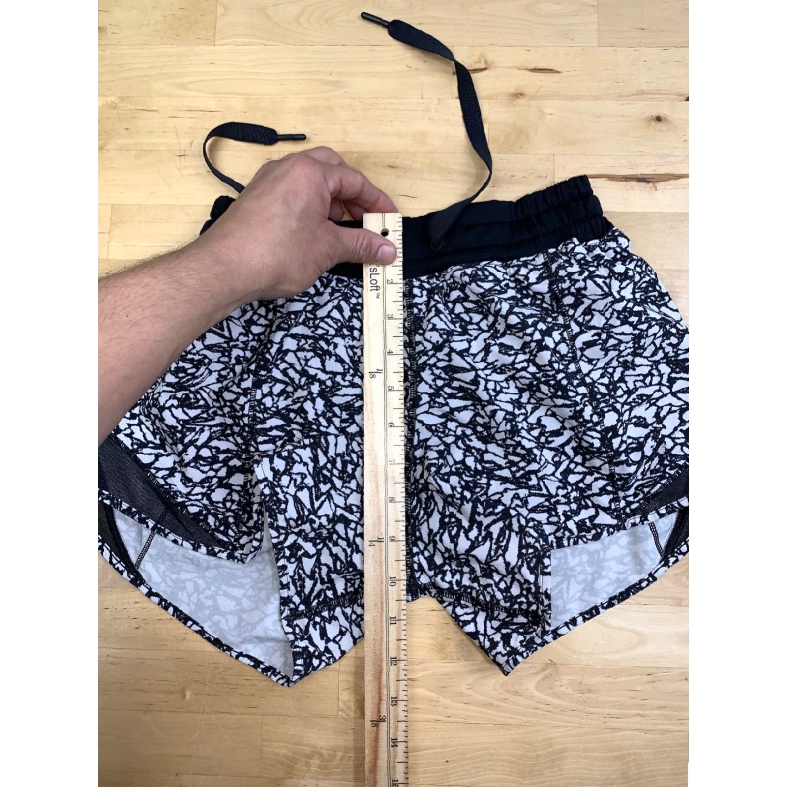 Lululemon Lululemon Shorts Women 4 Inseam 4" Black Activewear Athletic Run Gym & Training 4" Inseam Size 27" / US 4 / IT 40 - 4 Thumbnail