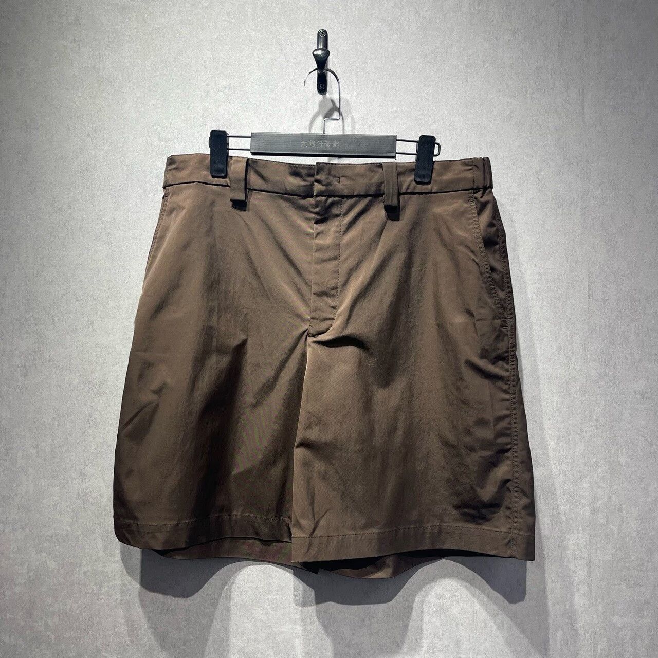 Valentino Valentino Back Logo Straight Shorts Size US 38 / EU 54 - 1 Thumbnail