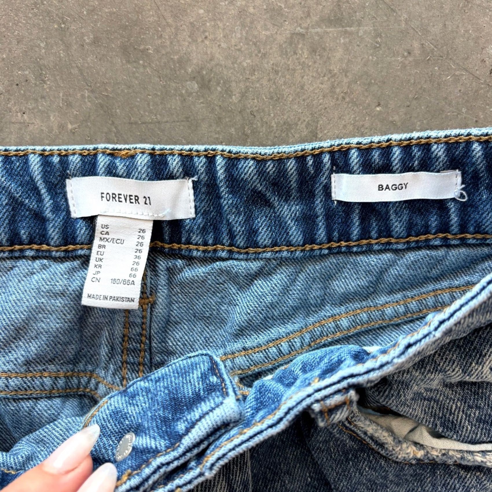 Forever 21 VINTAGE Forever 21 Dark Wash Distressed Holy Wide Leg Baggy Denim Capris 26 Womens Jeans Capris BB 26 Size ONE SIZE - 3 Thumbnail