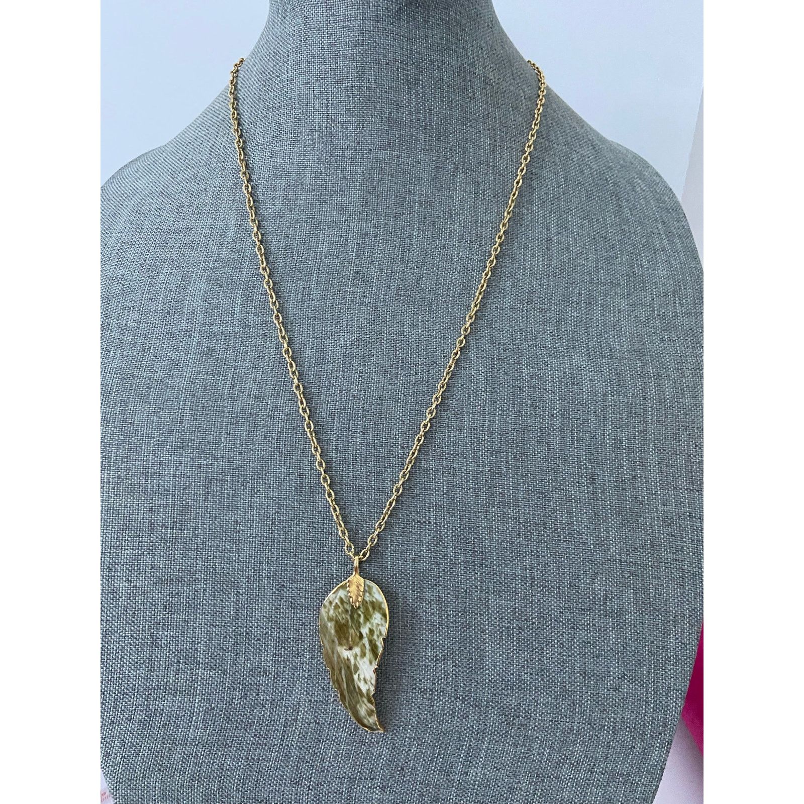 Other olive green painted shell feather necklace gold tone Size ONE SIZE - 1 Thumbnail