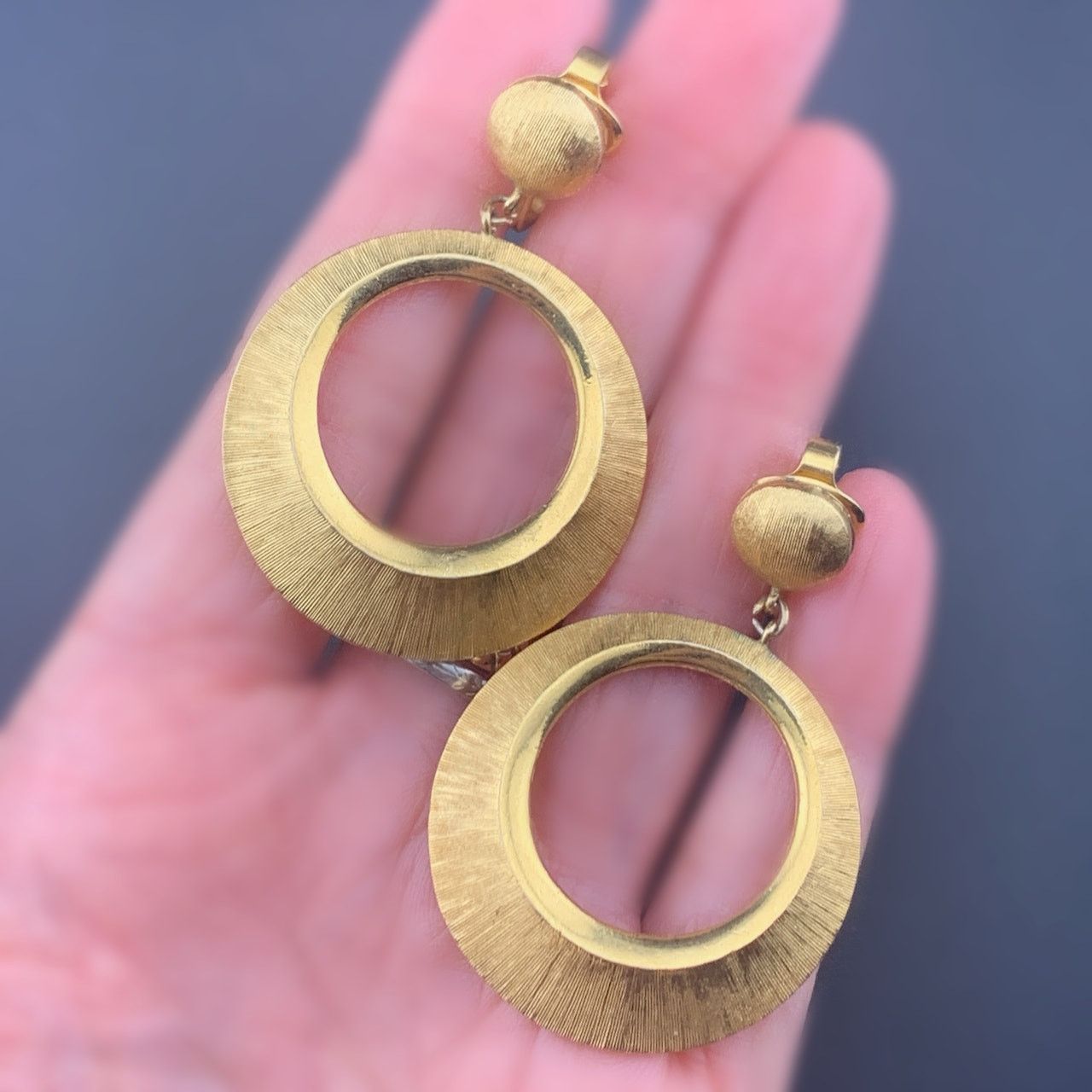 Other Trifari Vintage Gold Tone GoGo 60s Mod Clip on Earrings 2" Size ONE SIZE - 3 Thumbnail