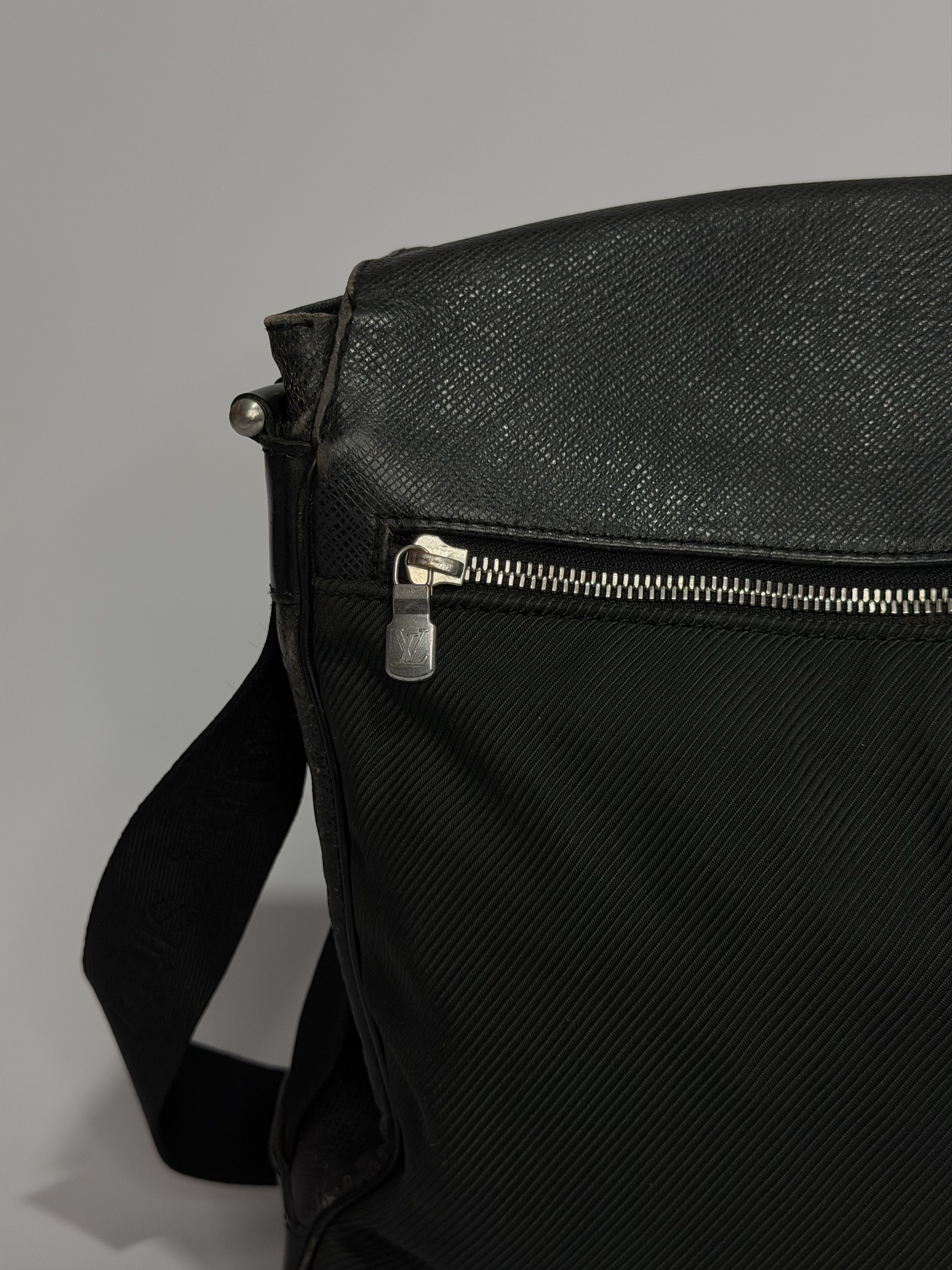 Louis Vuitton LOUIS VUITTON Black Taiga Leather Viktor Messenger Bag Size ONE SIZE - 6 Thumbnail