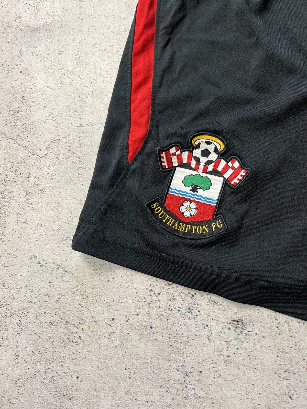 Under Armour Under Armour Fc Southampton 2018/2019 Home Football Shorts Size US 30 / EU 46 - 3 Thumbnail