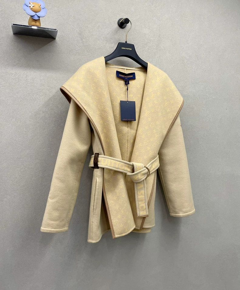 Louis Vuitton Louis Vuitton Camel coat with printed logo coat 2503-Nextar Size XXS / US 00 / IT 34 - 3 Thumbnail