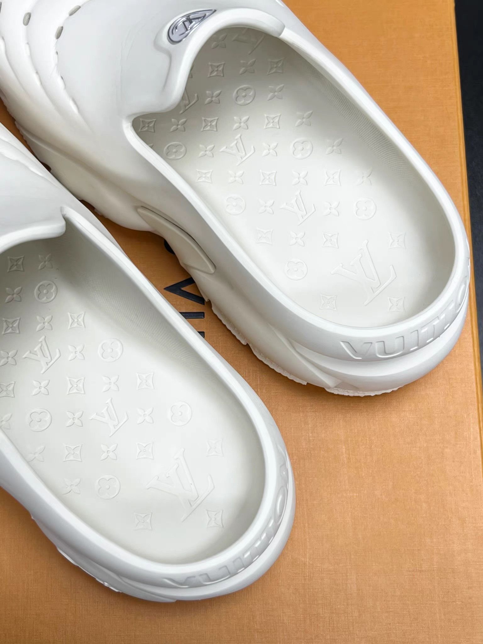 Louis Vuitton White Slip-On Shoes Size 8 Size US 8 / EU 41 - 1 Thumbnail