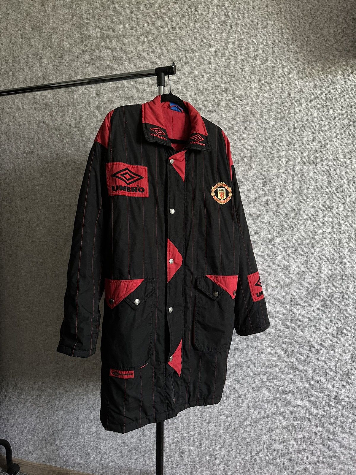 image of Soccer Jersey x Umbro 90's Umbro Manchester United Vintage Long Jacket in Black, Men's (Size Medium