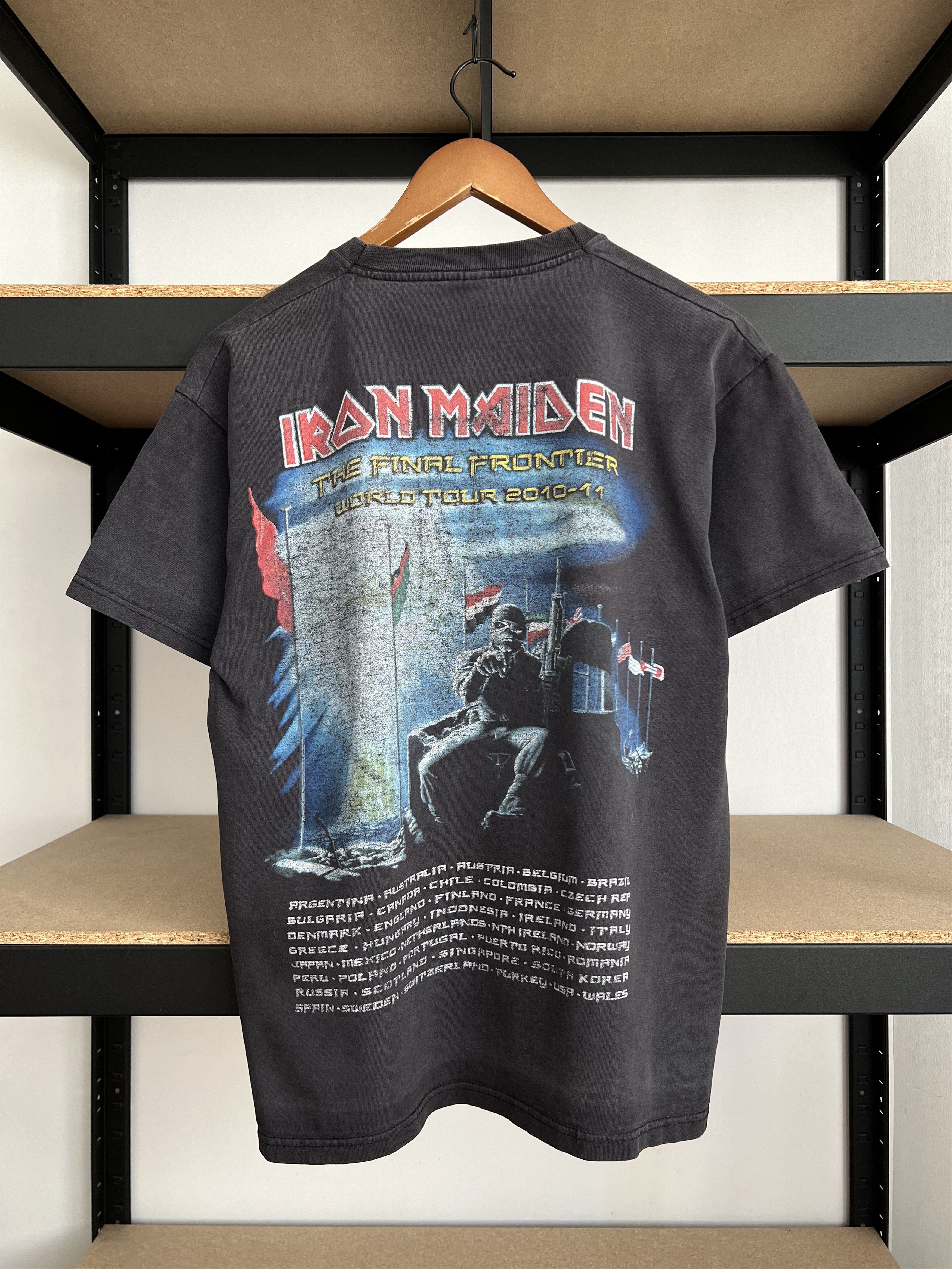 Band Tees Vintage 2010 Iron Maiden The Final Frontier Black T-shirt Size US L / EU 52-54 / 3 - 4 Thumbnail