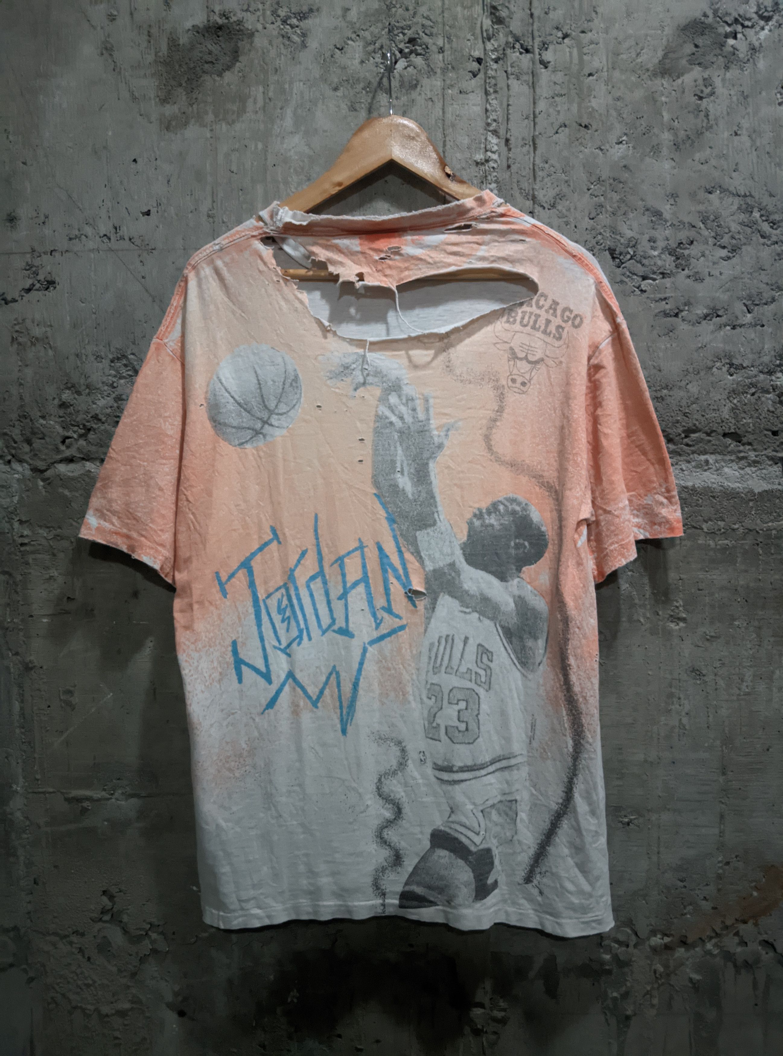 Vintage Vintage 90s thrashed jordan Chicago Bulls aop erd Size US L / EU 52-54 / 3 - 2 Thumbnail