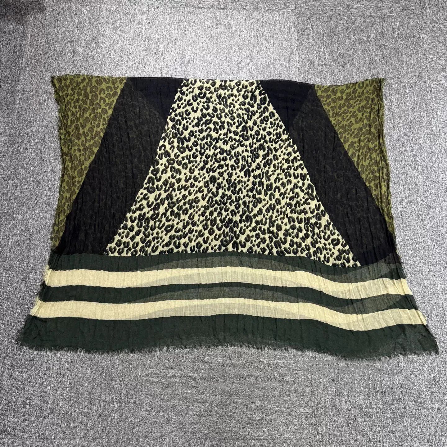 Louis Vuitton Louis Vuitton Leopard Print Scarf. Size ONE SIZE - 7 Thumbnail