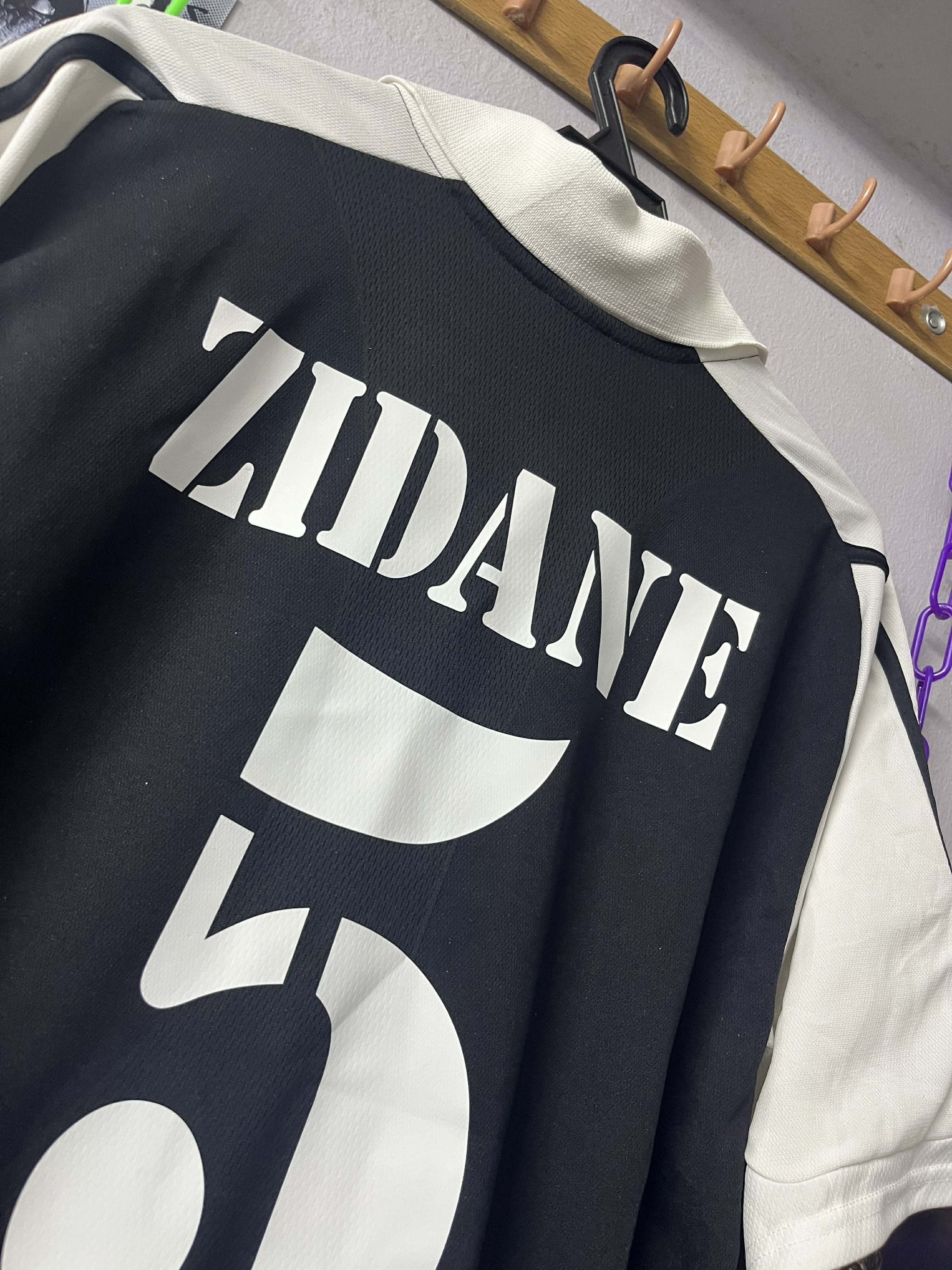 Other Jersey Real Madrid 2001 - 02 Away Shirt Original Kit Zidane Size US M / EU 48-50 / 2 - 7 Thumbnail