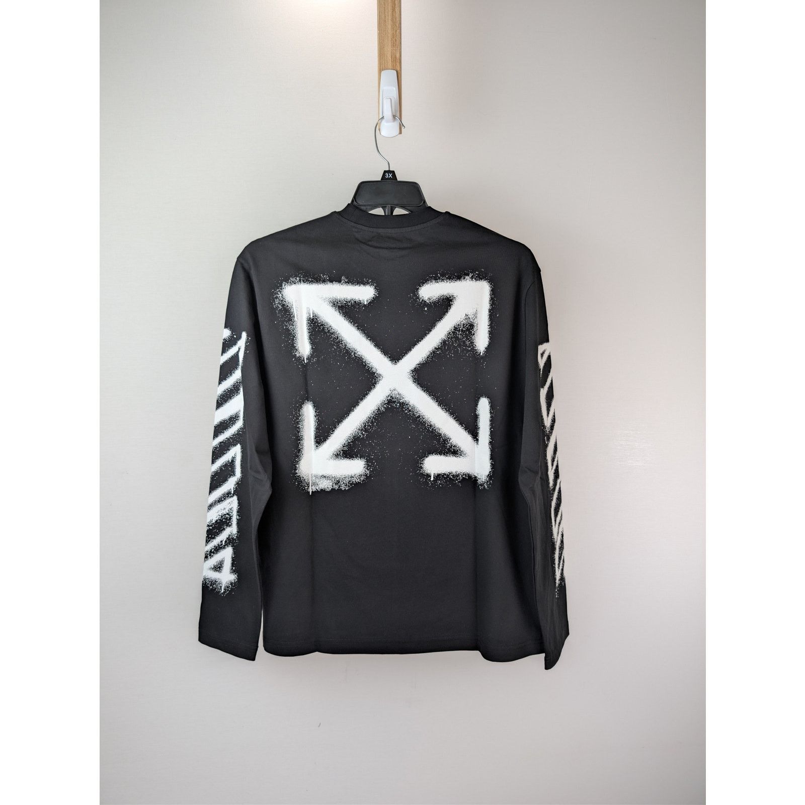 Off-White o1rshd1 Spray Can Arrow Skate L/S T-Shirt in Black Size US XXL / EU 58 / 5 - 1 Thumbnail