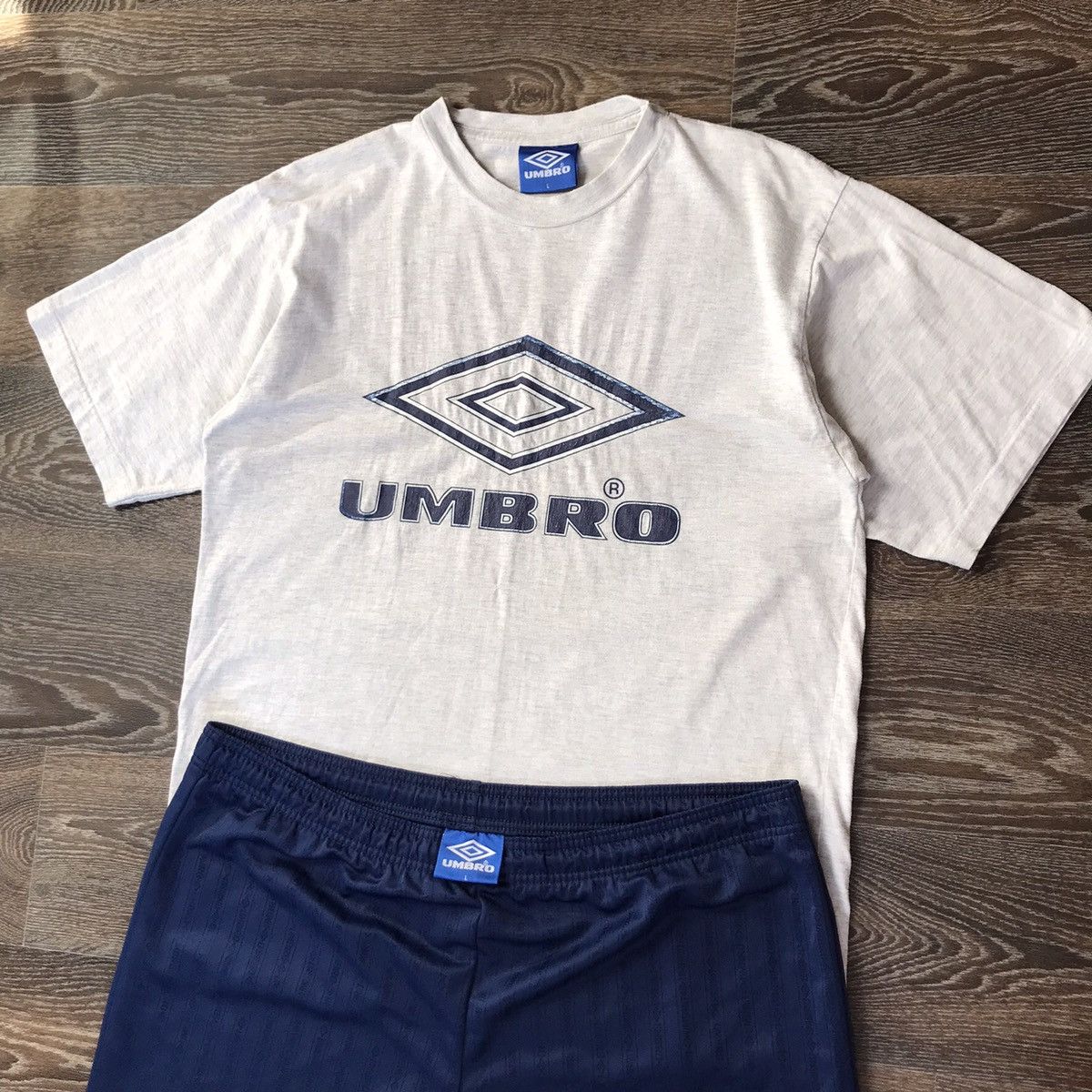 Umbro Vintage Umbro costume Center Logo T Shirt Shorts Size L Size US L / EU 52-54 / 3 - 3 Thumbnail