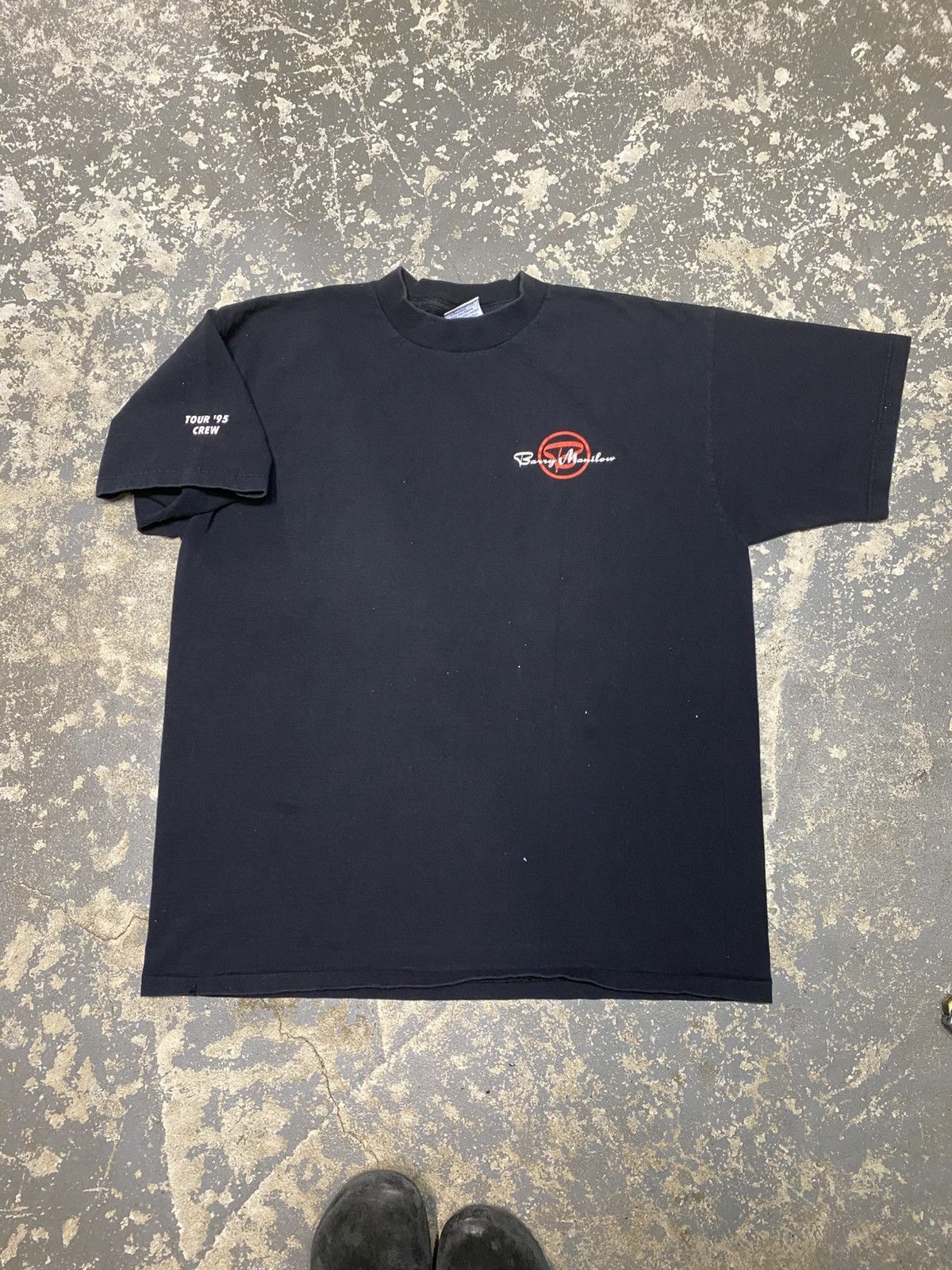 Band Tees × Vintage Vintage Barry Manilow 1995 Crew Tour Concert Tshirt Size US XL / EU 56 / 4 - 1 Thumbnail