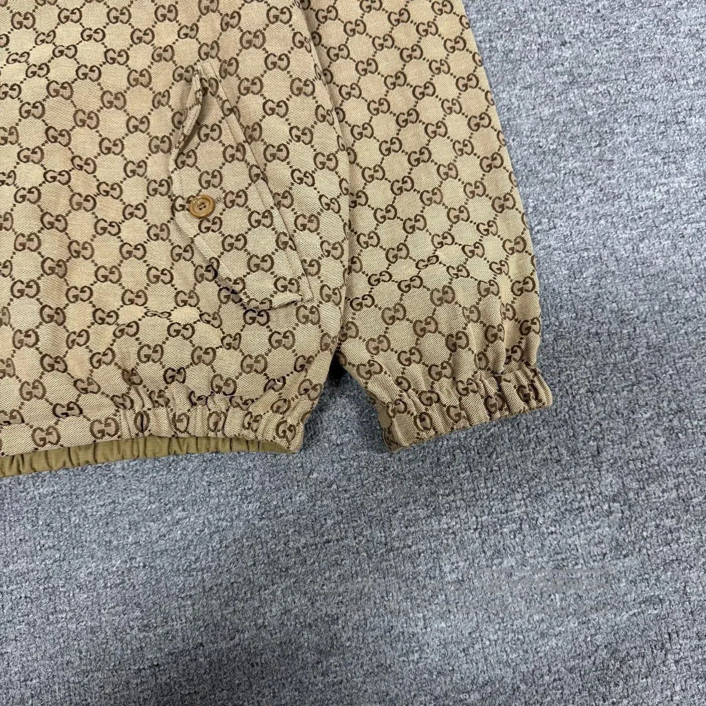 Gucci Guicci size 46 Aged-style collar; leather lapel; suitable f Size US S / EU 44-46 / 1 - 5 Thumbnail