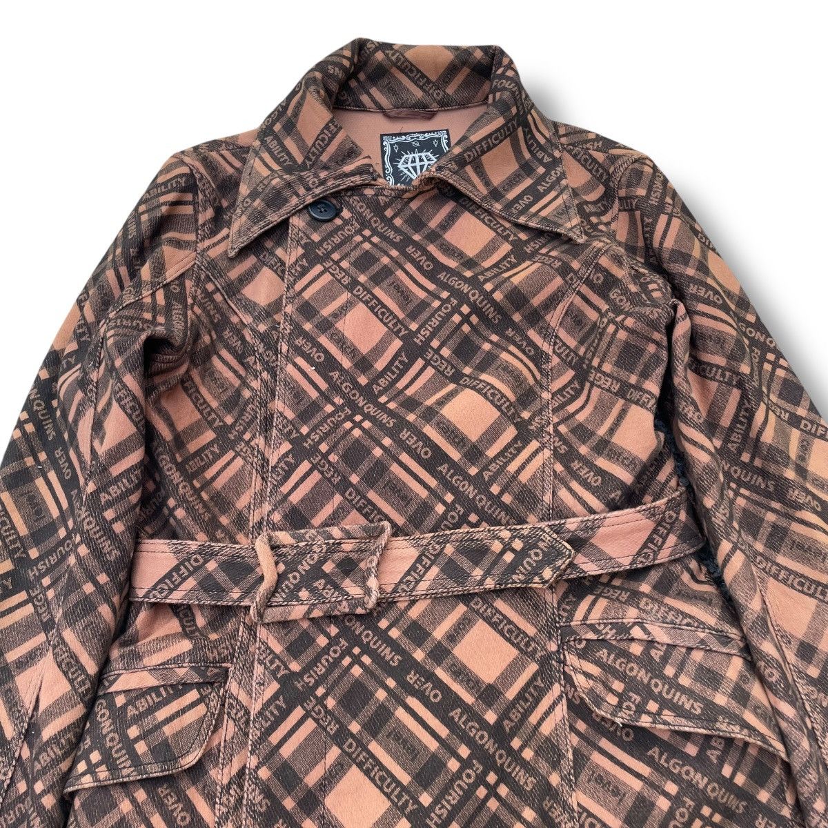 20471120 × Beauty Beast × Japanese Brand 🇯🇵 ALGONQUINS FULL PRINT WORDING BELTED TRENCH COAT Size M / US 6-8 / IT 42-44 - 10 Thumbnail
