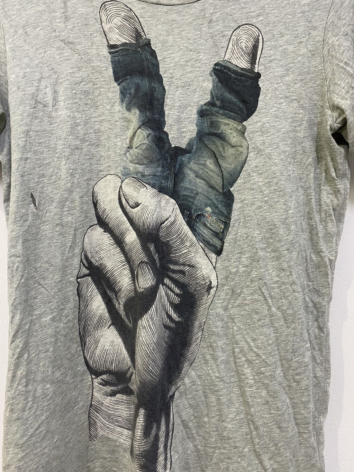 Diesel 💥VINTAGE DIESEL FINGER PEACE SIGN BIG PRINT WEARING A JEANS Size US S / EU 44-46 / 1 - 4 Thumbnail