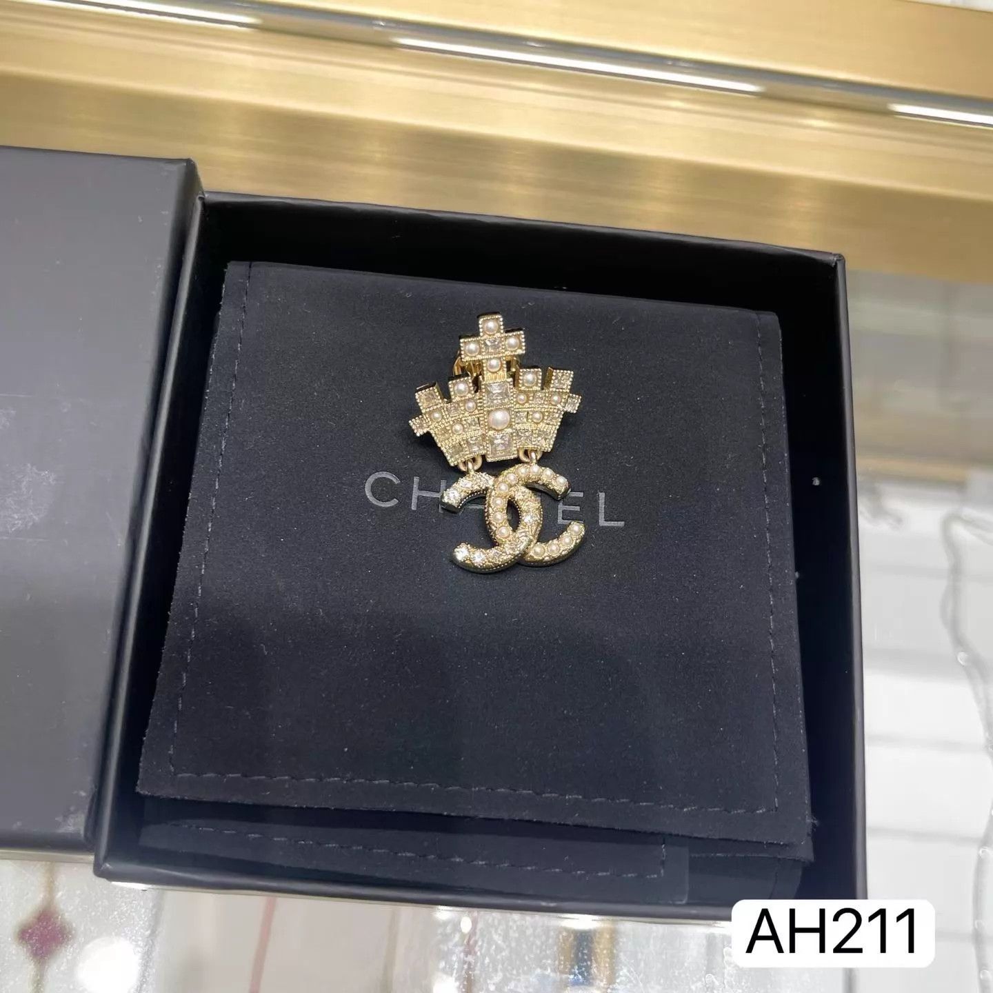 Chanel Chanel 21A Handmade Crown Pearl Crystal CC Brooch Size ONE SIZE - 1 Thumbnail